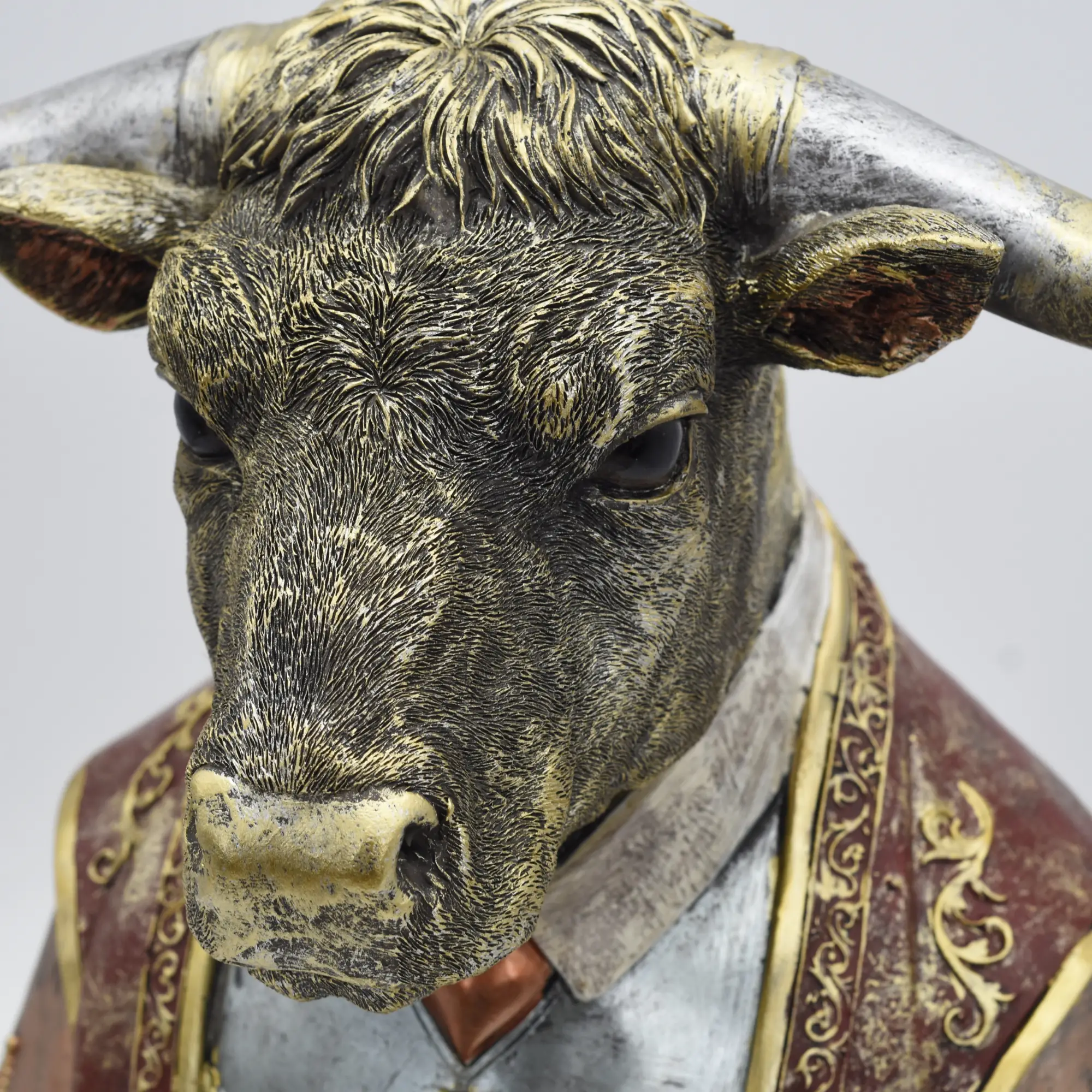 Büste eines Stiers im Torerokostüm – Bild 4