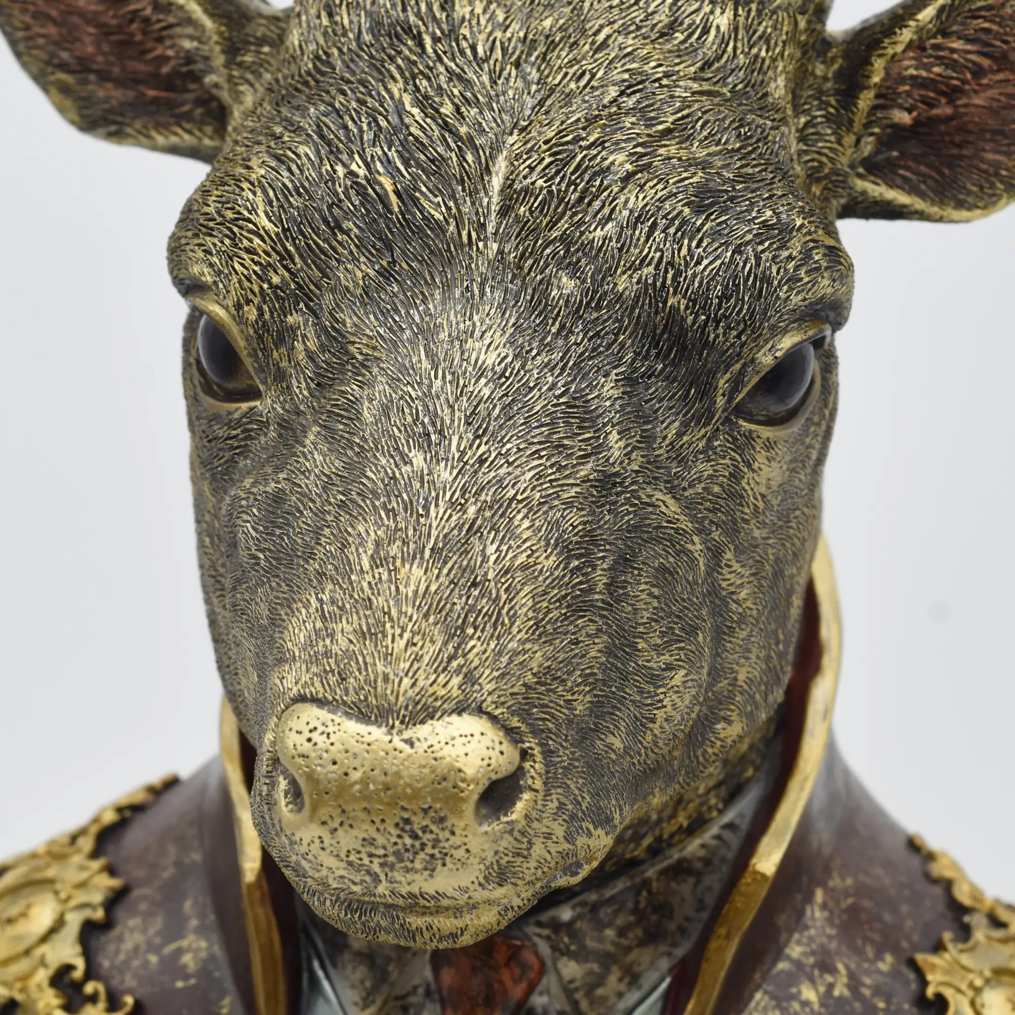 Büste eines Hirschs im Kostüm – Bild 4