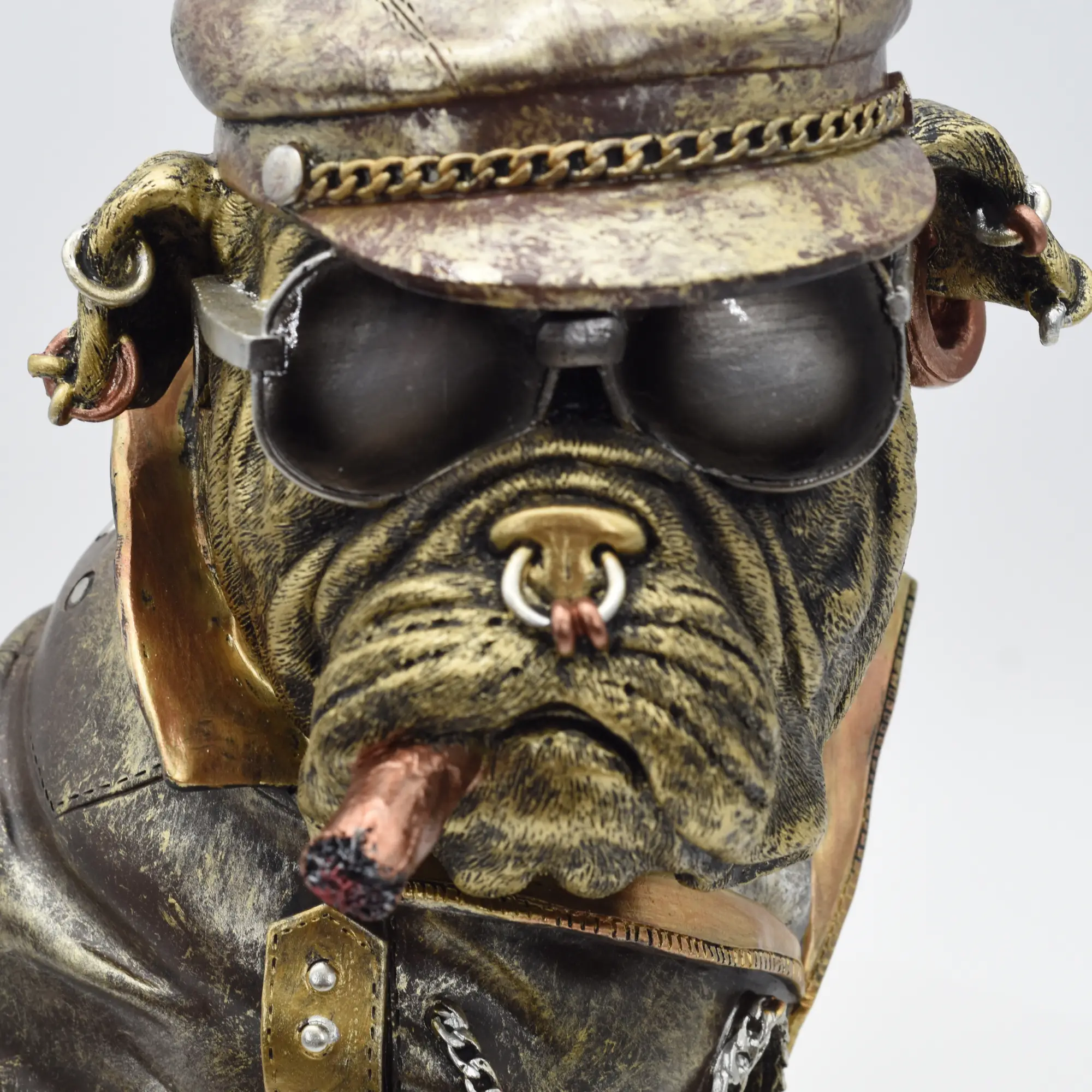 Sitzende Bulldogge aus Resin mit Lederjacke und Bikerkappe – Bild 2