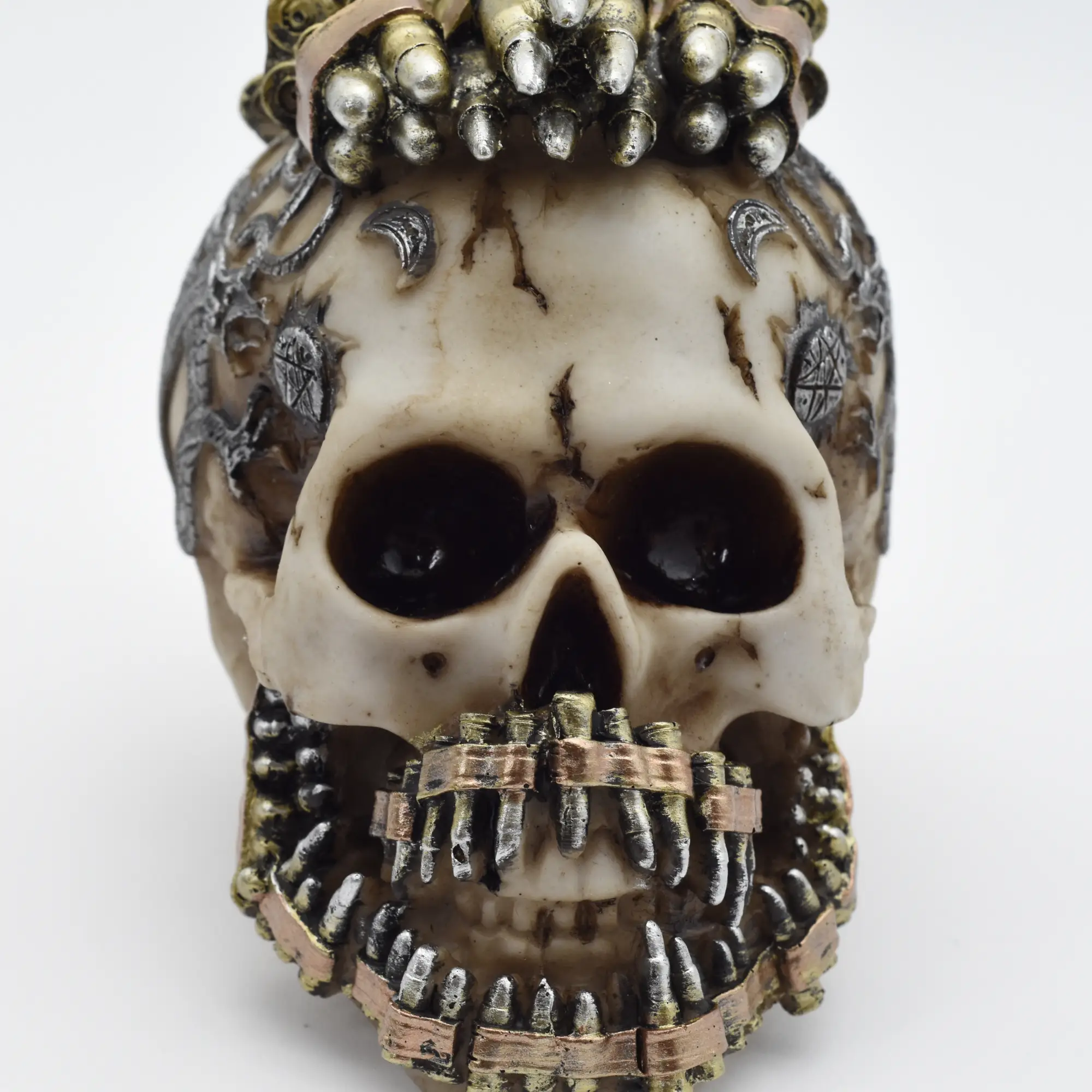 Verzierter Totenschädel aus Resin mit Zähnen und Irokesen aus Patronenhülsen – Bild 2