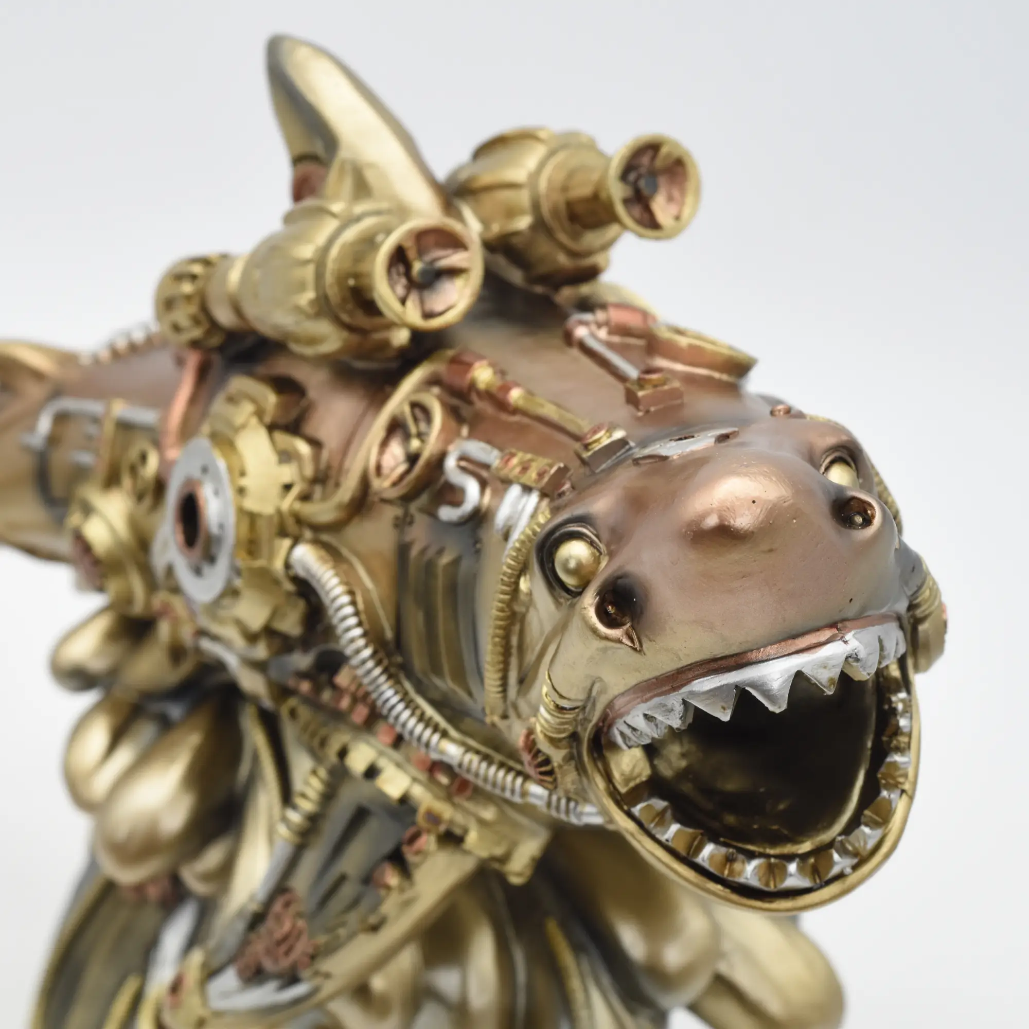 Steampunkhai aus Resin auf einer Welle – Bild 2