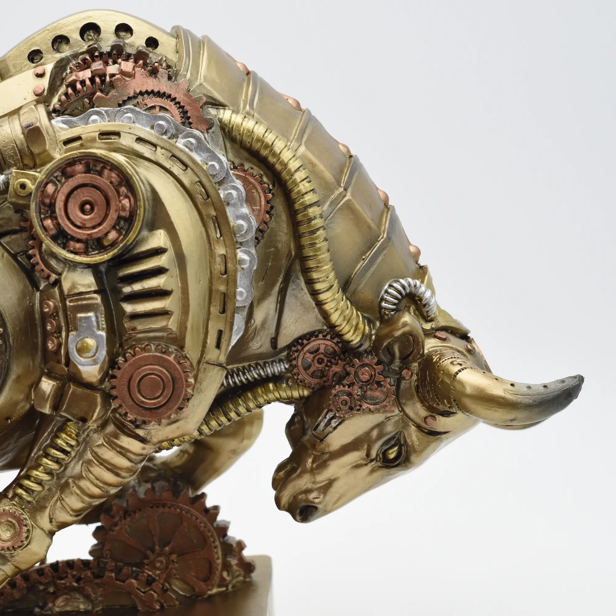 Steampunkstier mit gesenktem Haupt auf einem Sockel – Bild 2