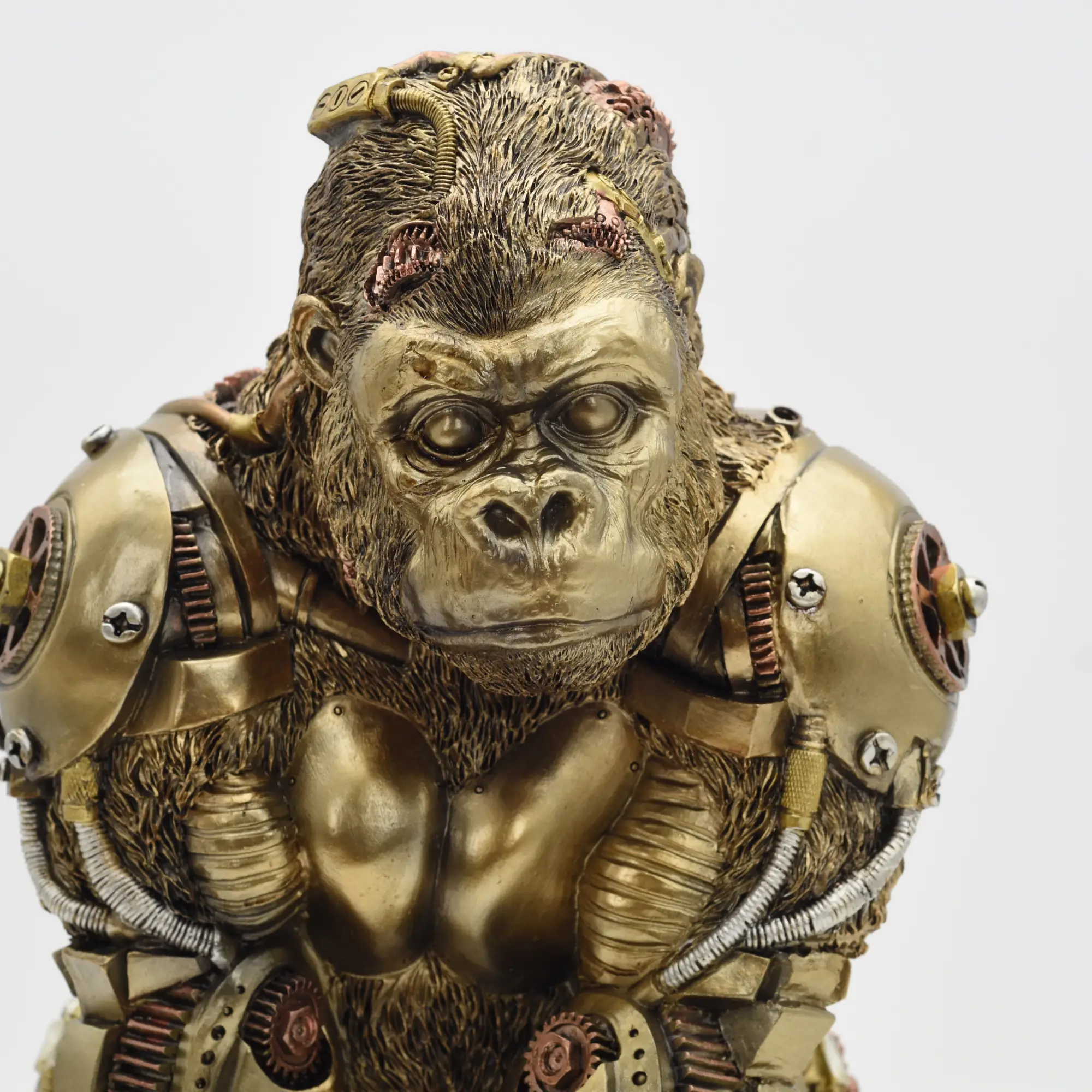 Hockender Gorilla aus Resin mit mechanischen Armen – Bild 4