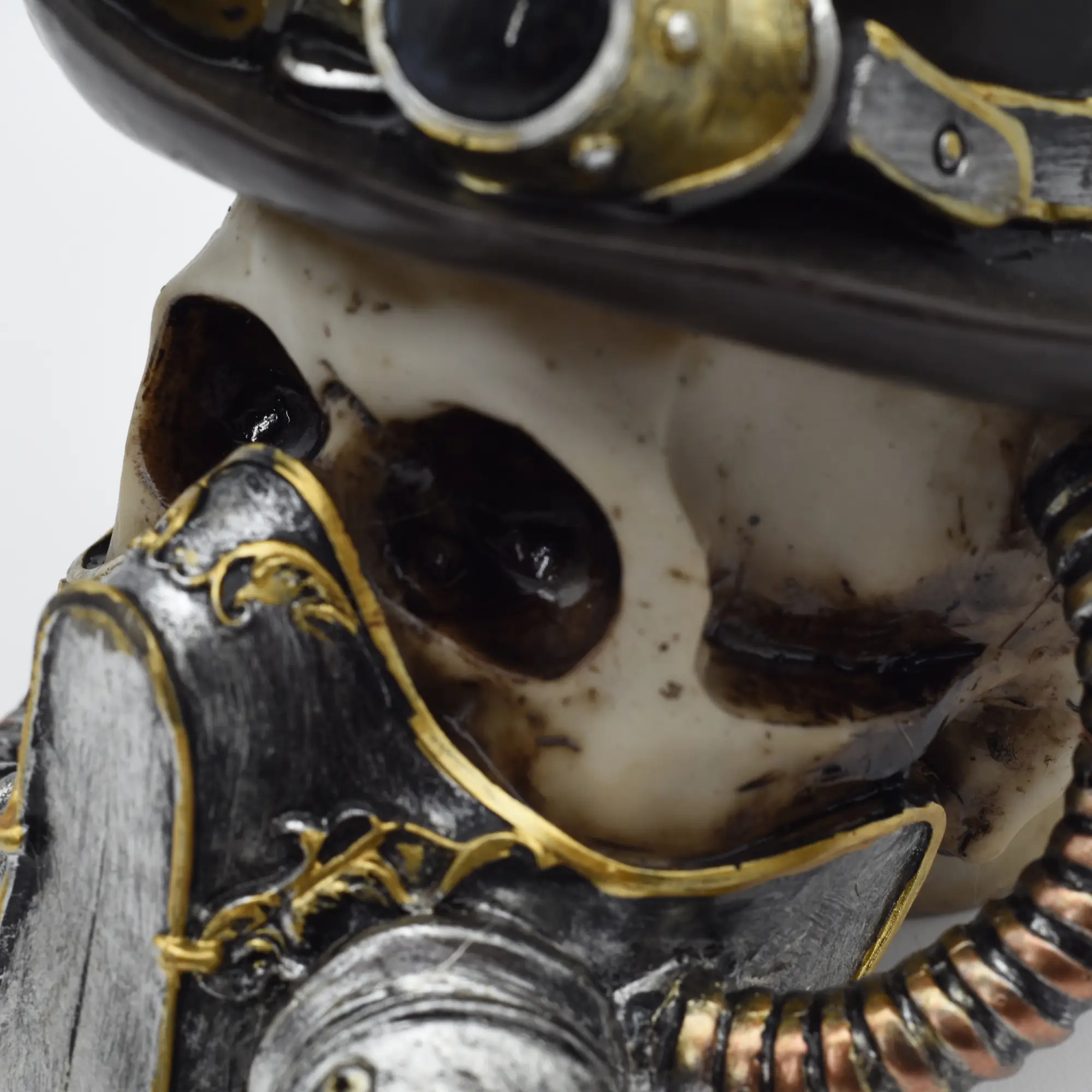 Totenschädel aus Resin mit Gasmaske und Zylinder – Bild 2