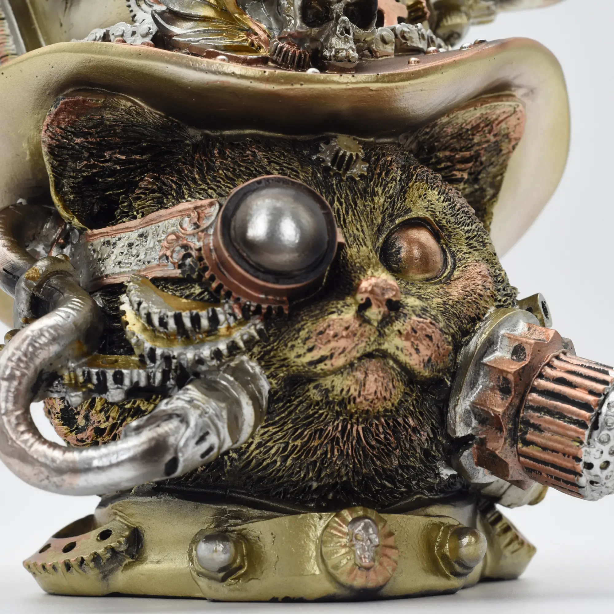 Katzenkopf aus Resin mit einem Zylinder voller Zahnräder – Bild 2