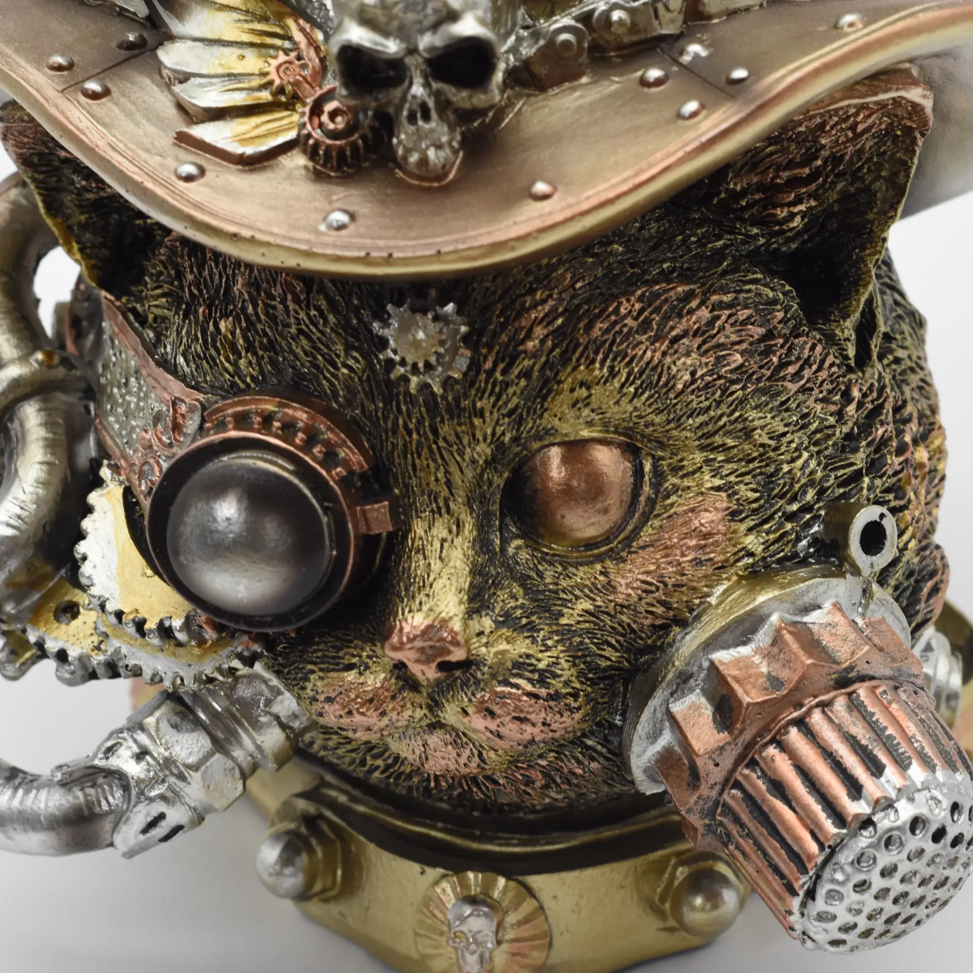 Katzenkopf aus Resin mit einem Zylinder voller Zahnräder – Bild 3