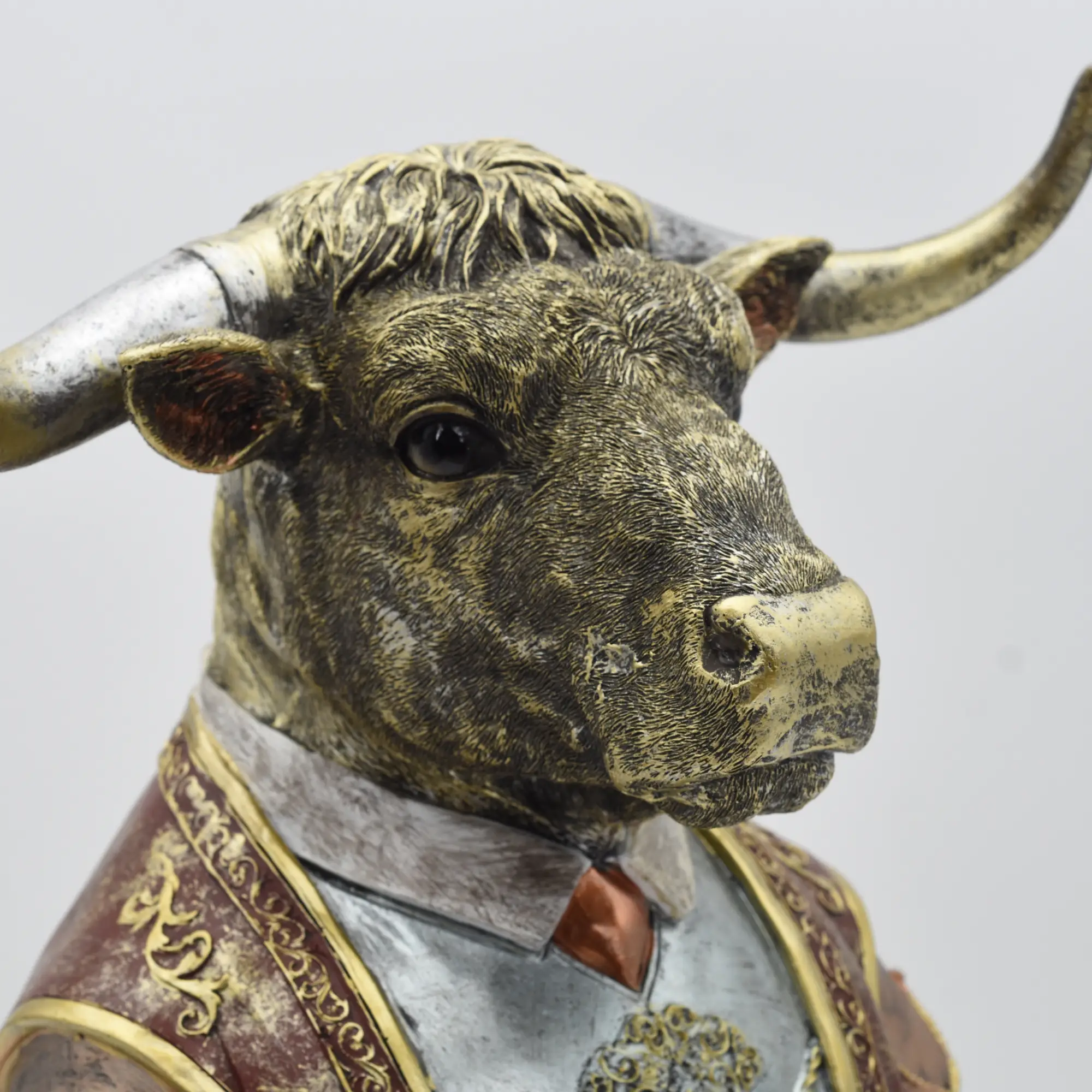 Büste eines Stiers im Torerokostüm – Bild 3