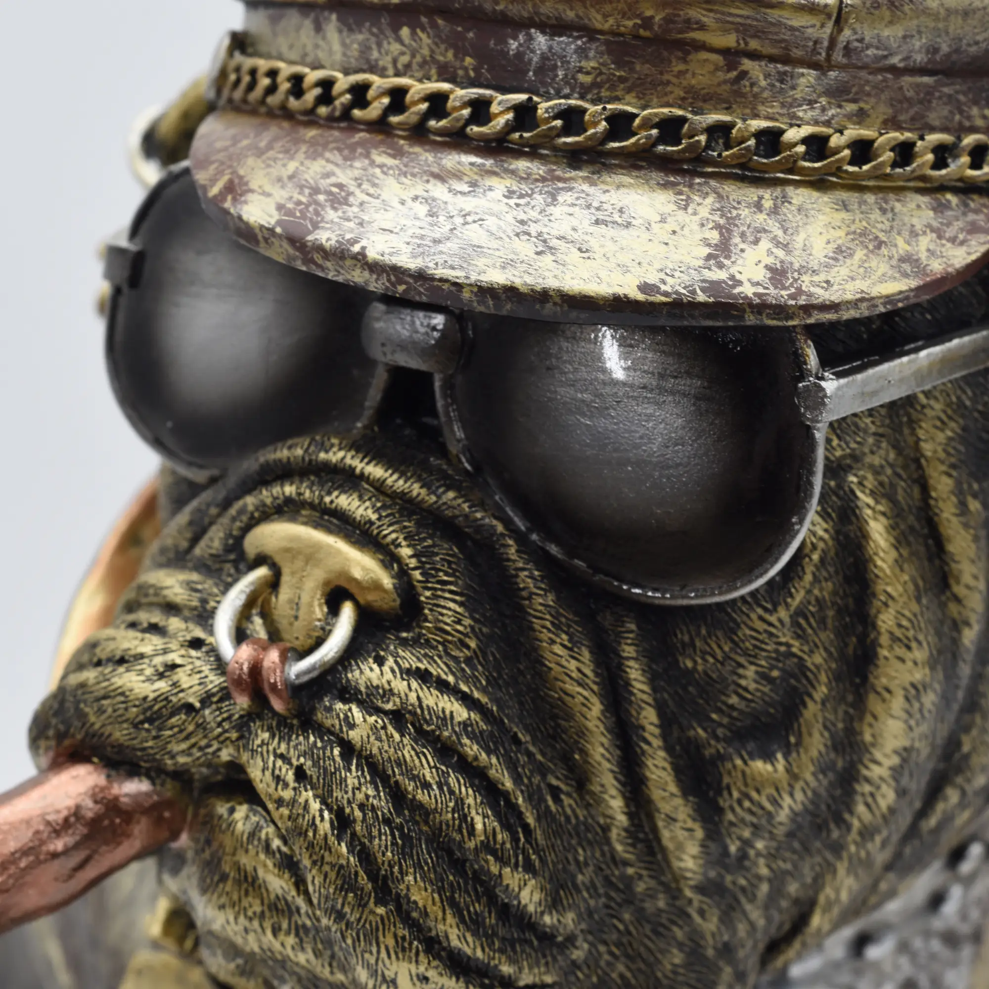 Sitzende Bulldogge aus Resin mit Lederjacke und Bikerkappe – Bild 3