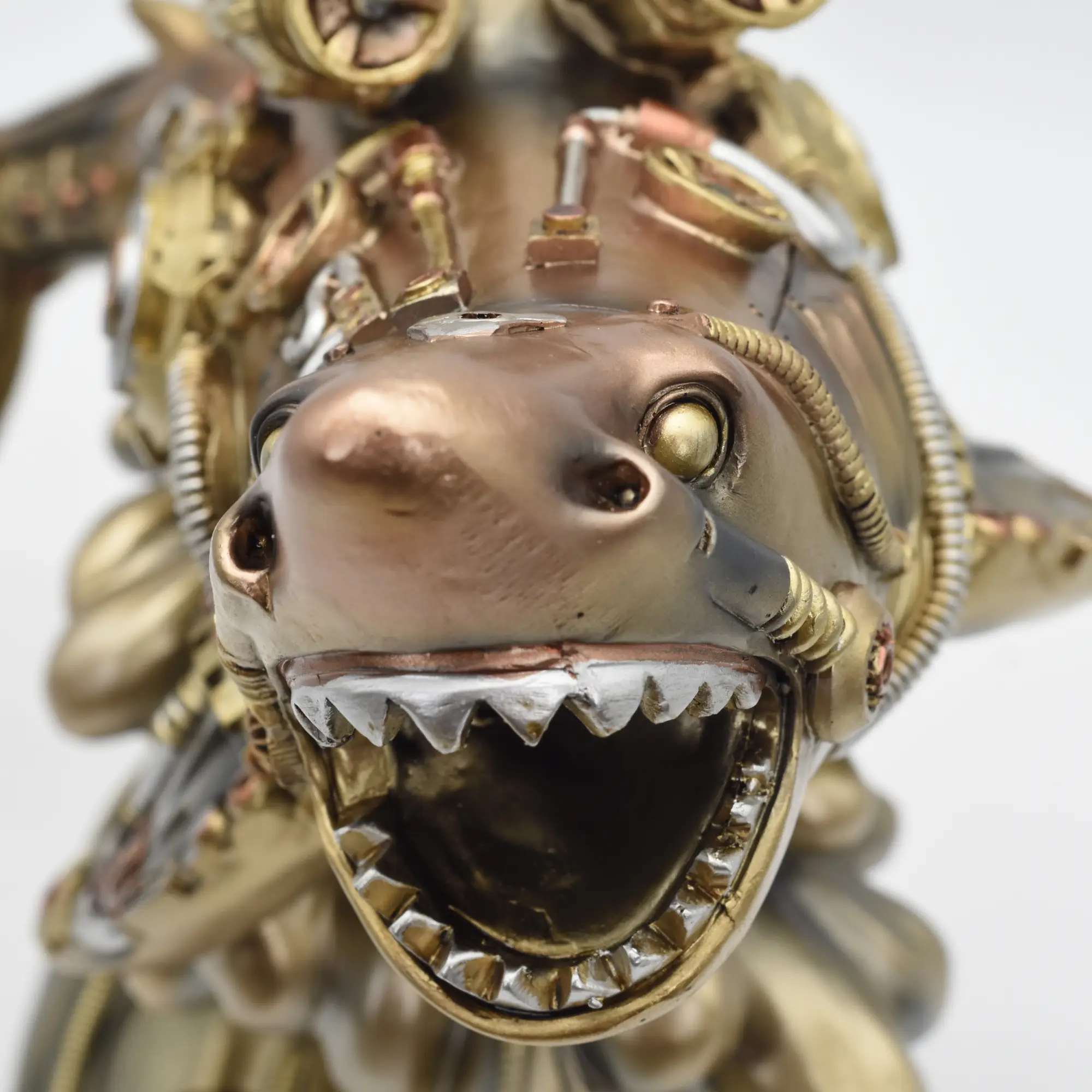 Steampunkhai aus Resin auf einer Welle – Bild 3