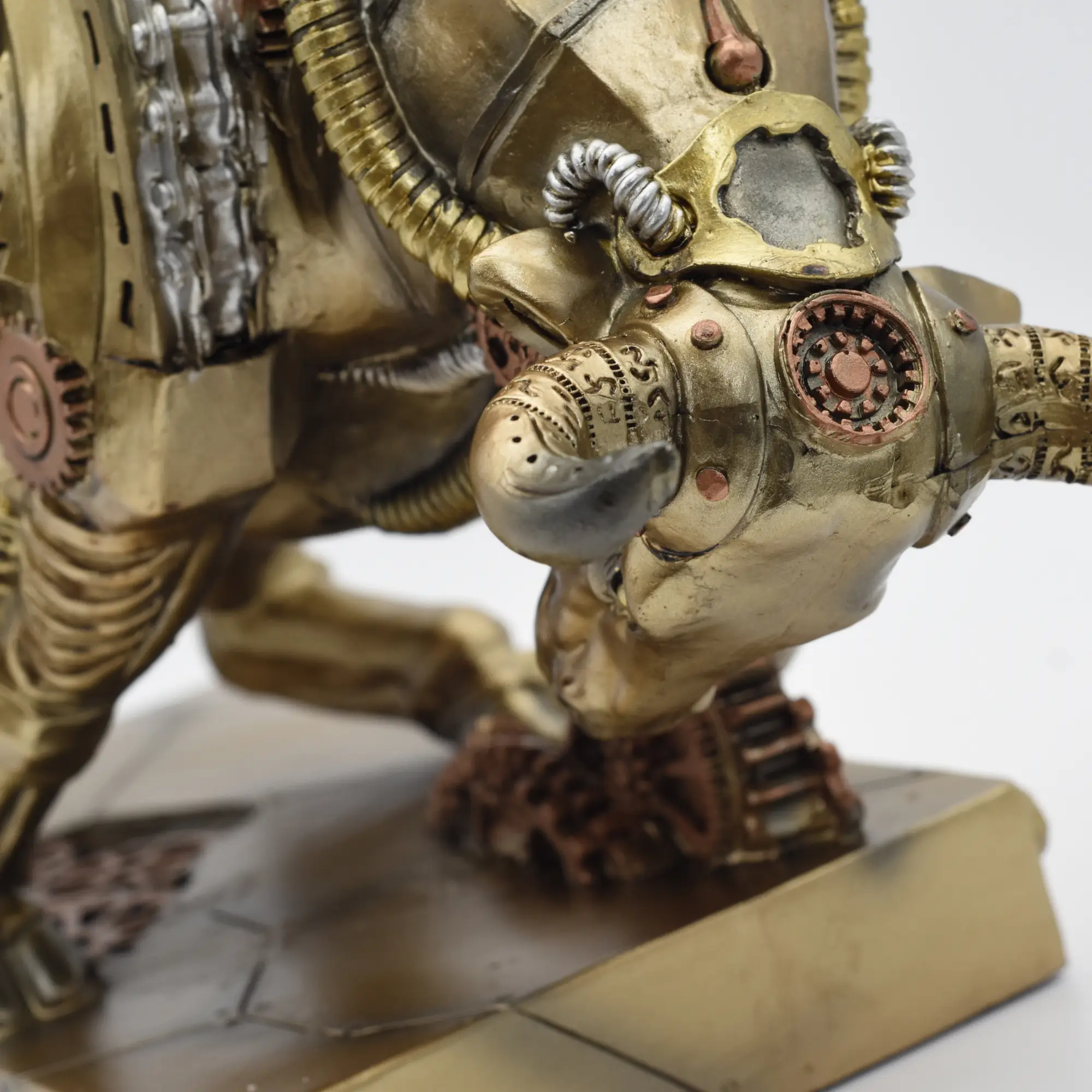 Steampunkstier mit gesenktem Haupt auf einem Sockel – Bild 3