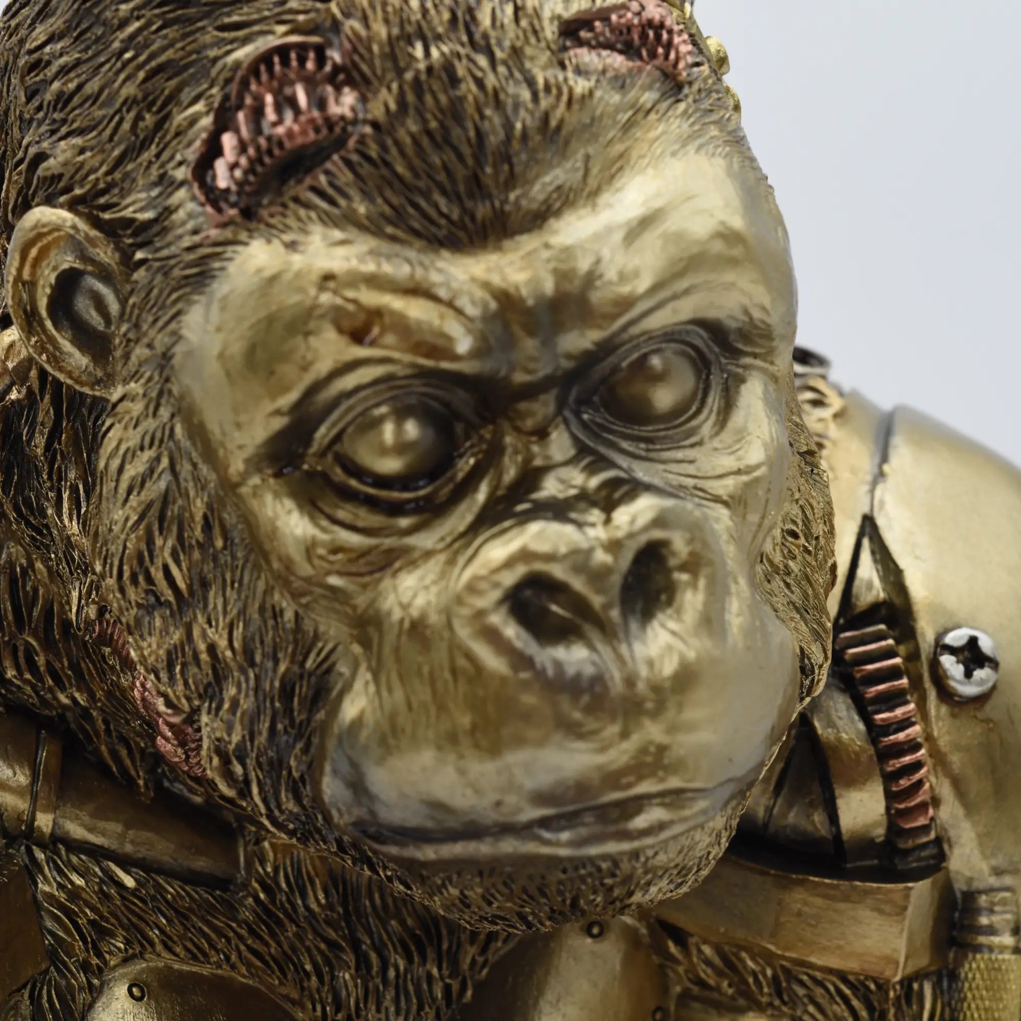 Hockender Gorilla aus Resin mit mechanischen Armen – Bild 3