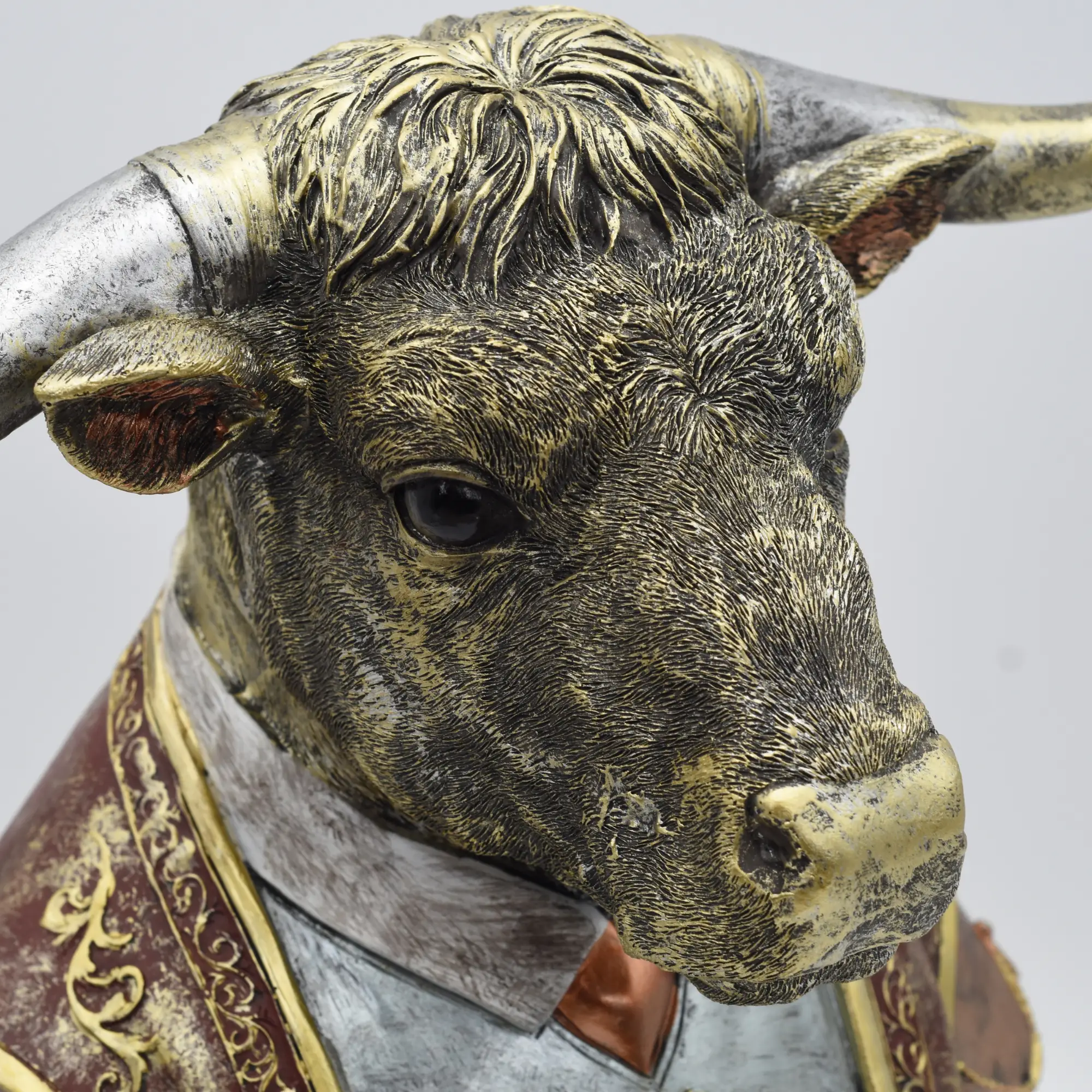 Büste eines Stiers im Torerokostüm – Bild 2