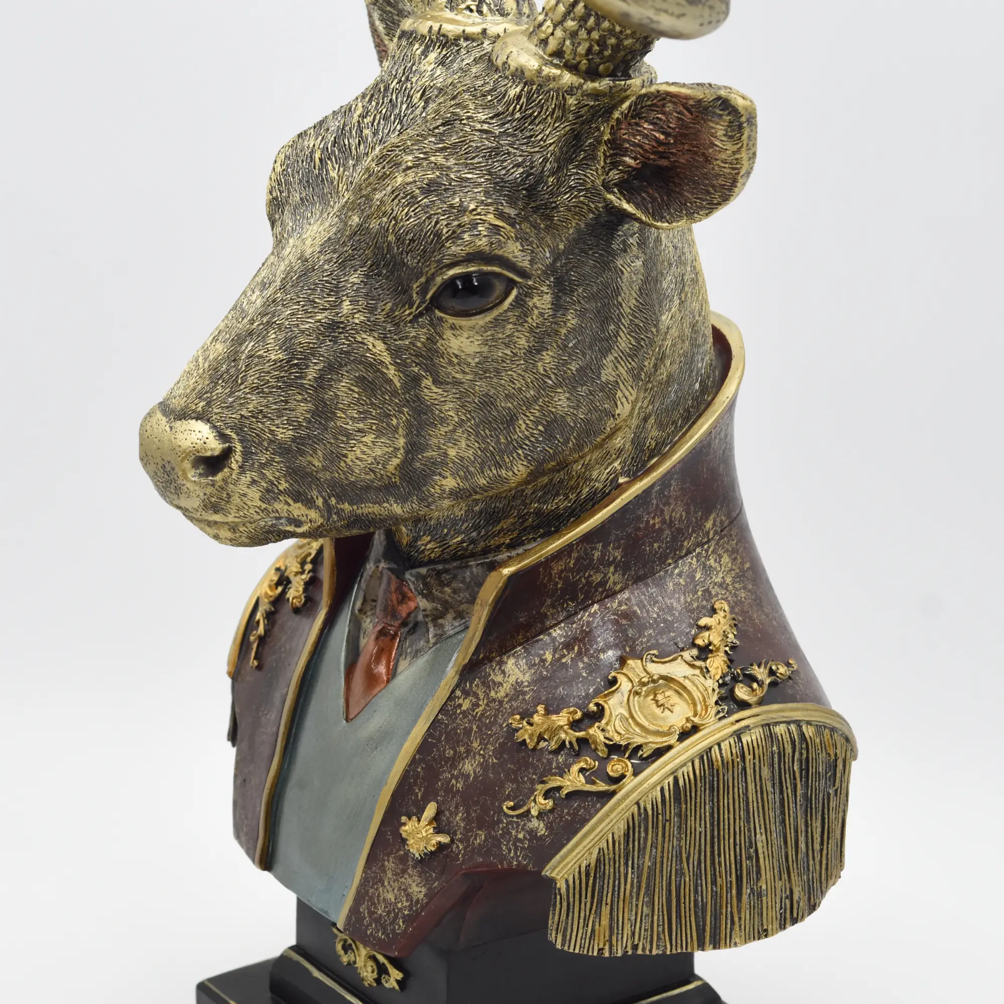 Büste eines Hirschs im Kostüm – Bild 2