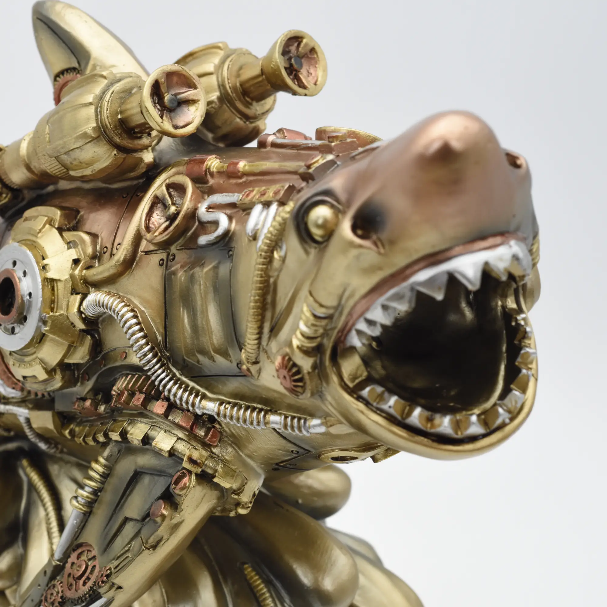 Steampunkhai aus Resin auf einer Welle – Bild 4