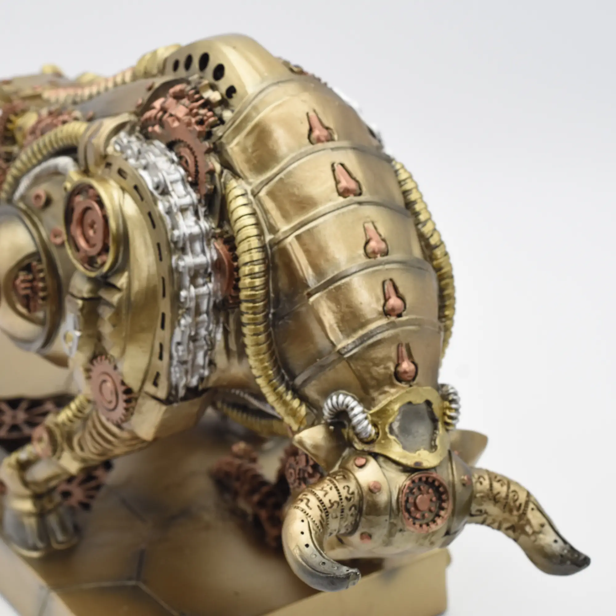 Steampunkstier mit gesenktem Haupt auf einem Sockel – Bild 4