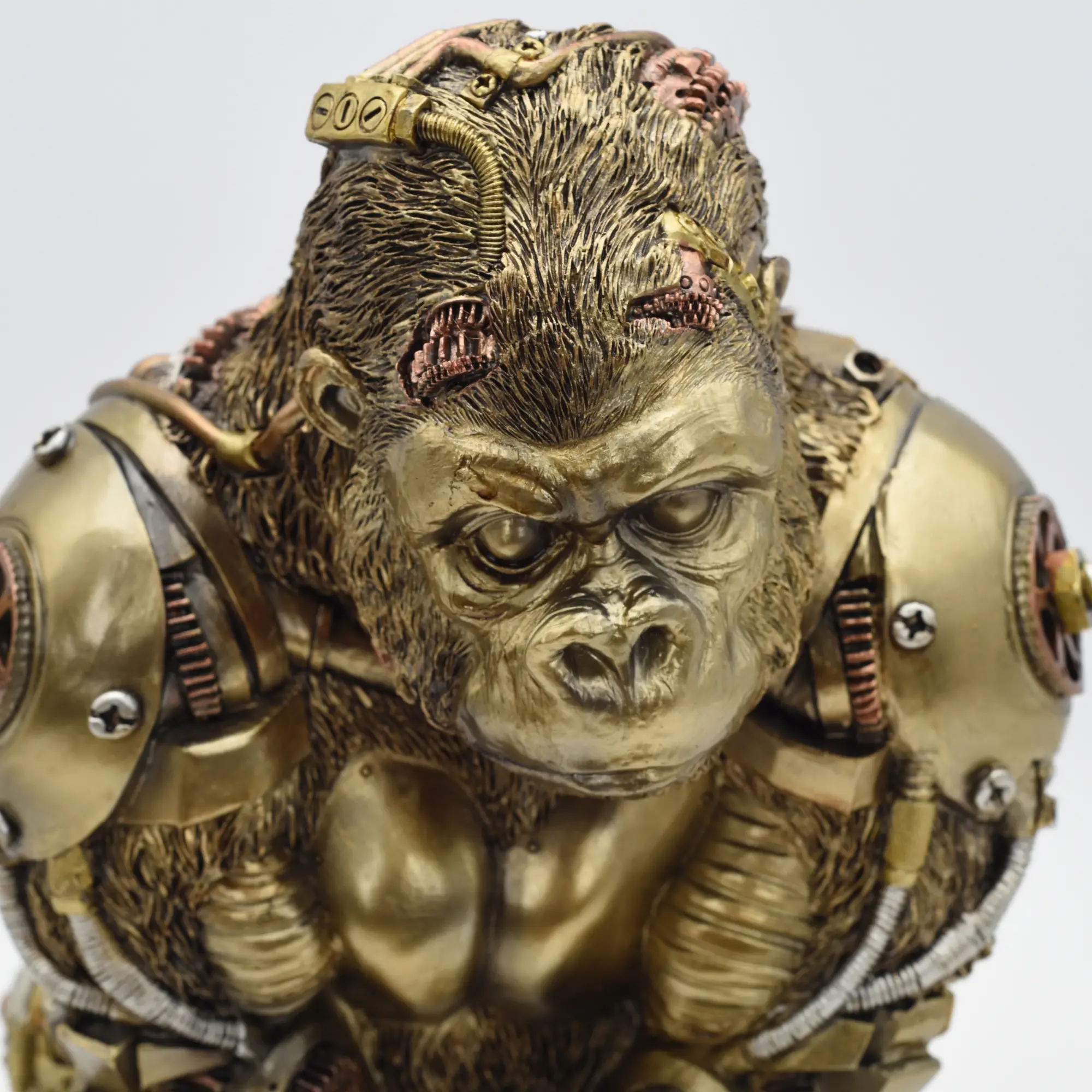 Hockender Gorilla aus Resin mit mechanischen Armen – Bild 2