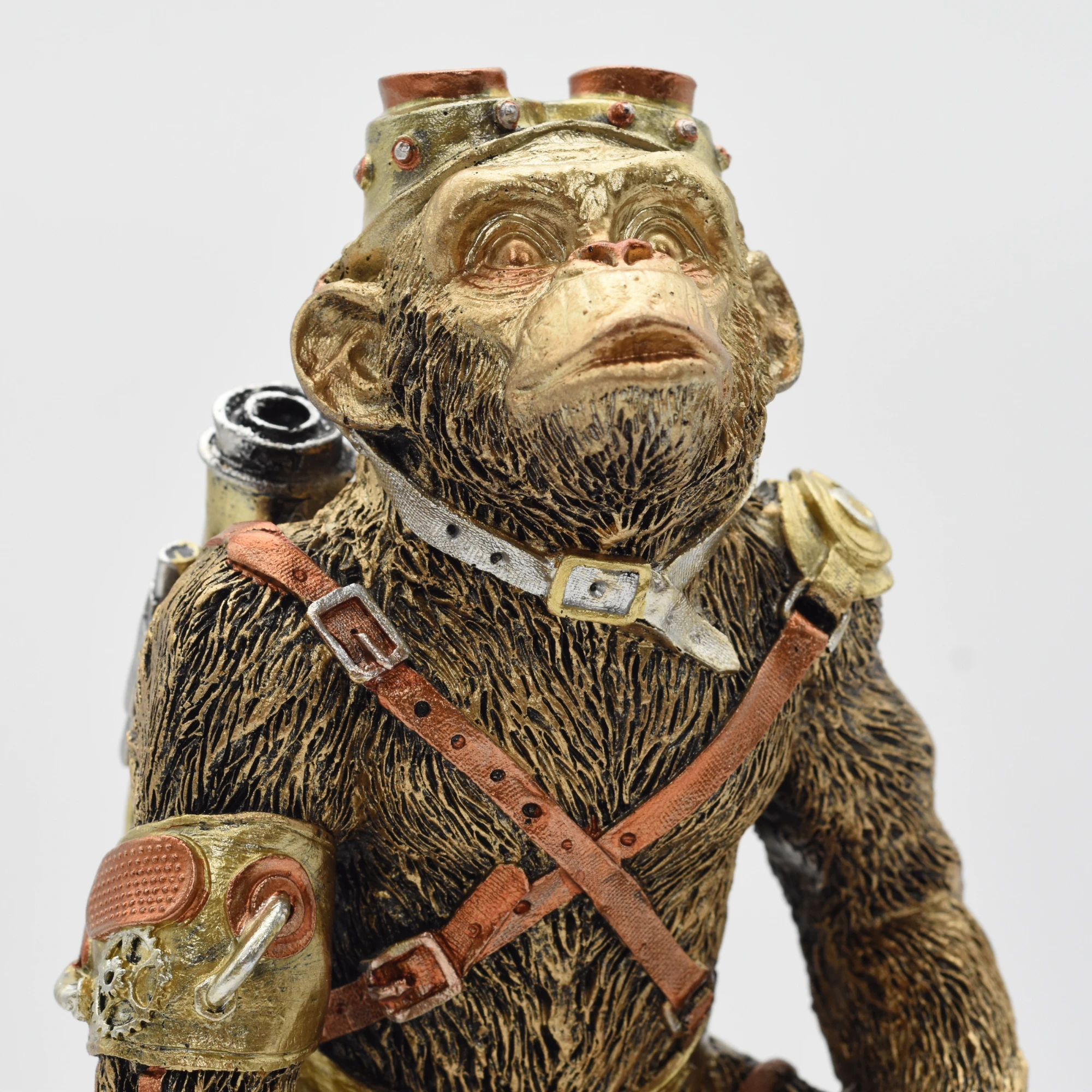 Steampunkschimpanse aus Resin mit Stiefeln und Waffe – Bild 8