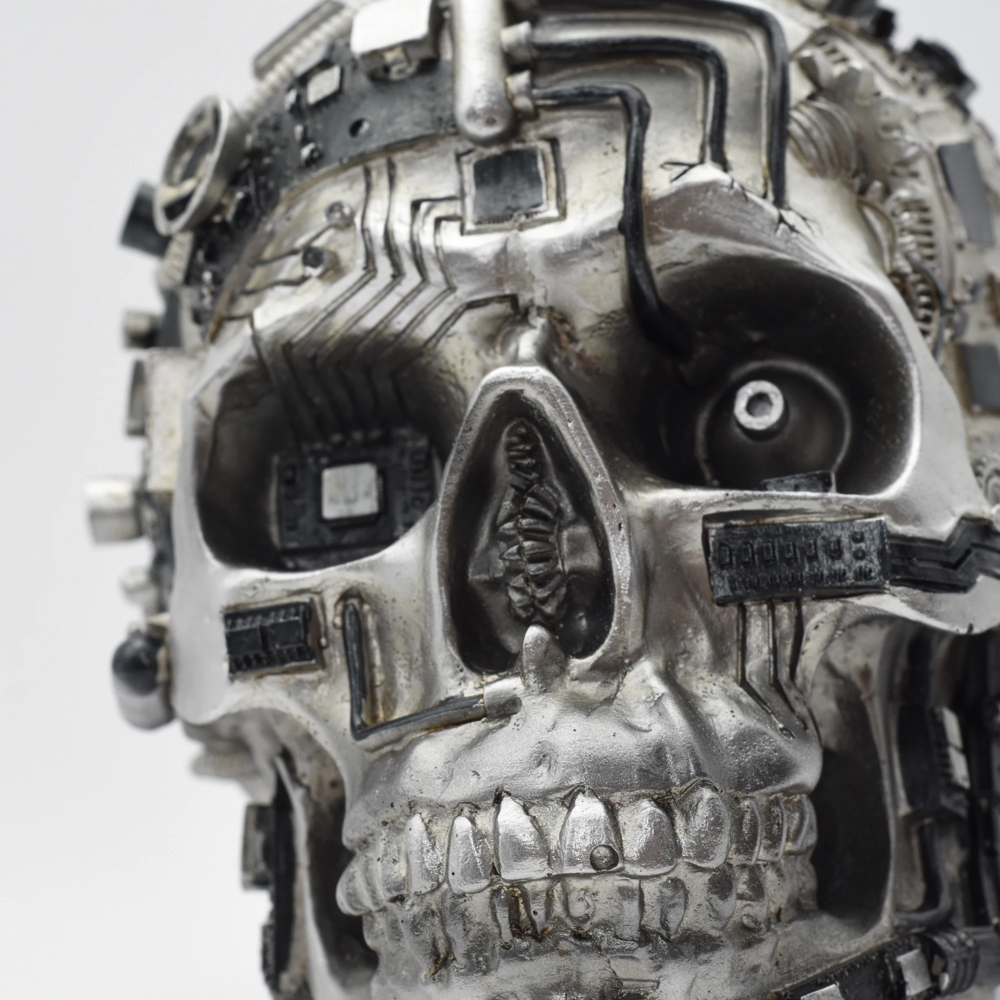 Silberner Totenschädel aus Resin mit Zahnrädern – Bild 7