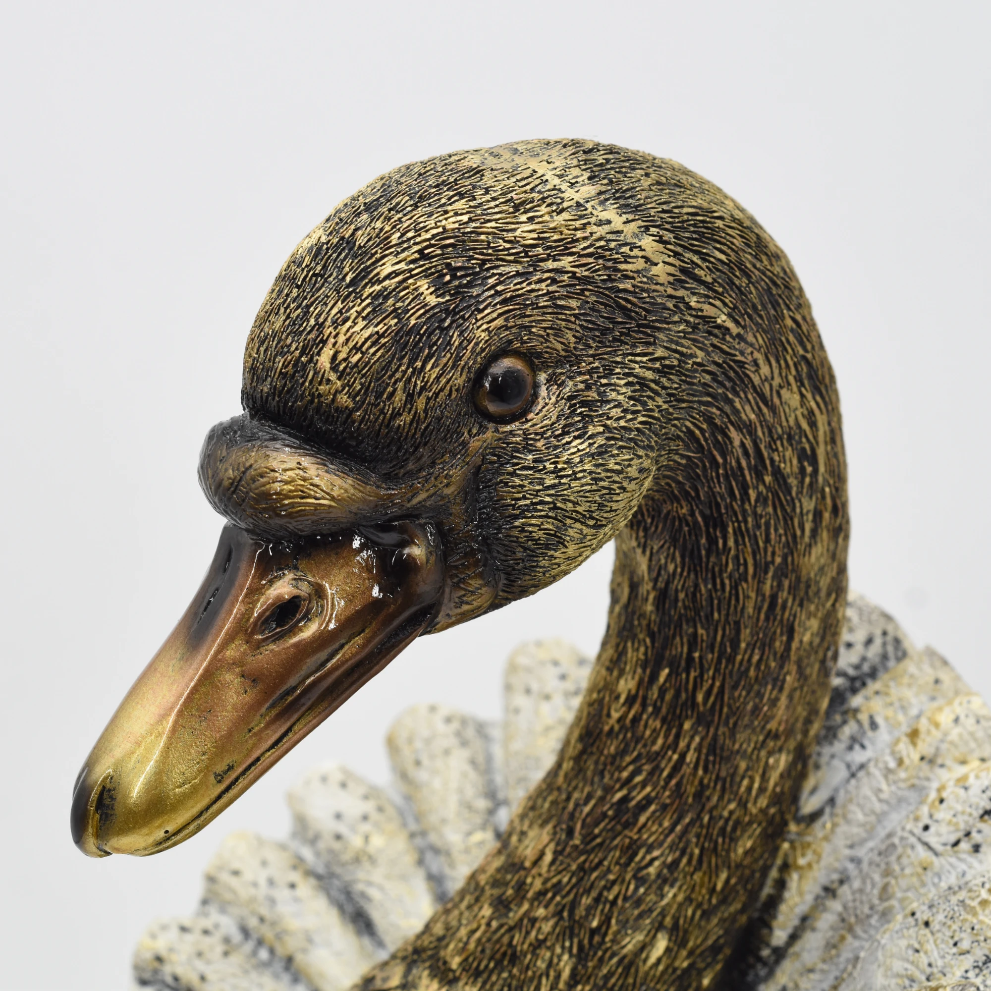 Büste eines Schwans mit Rüschenkragen – Bild 6