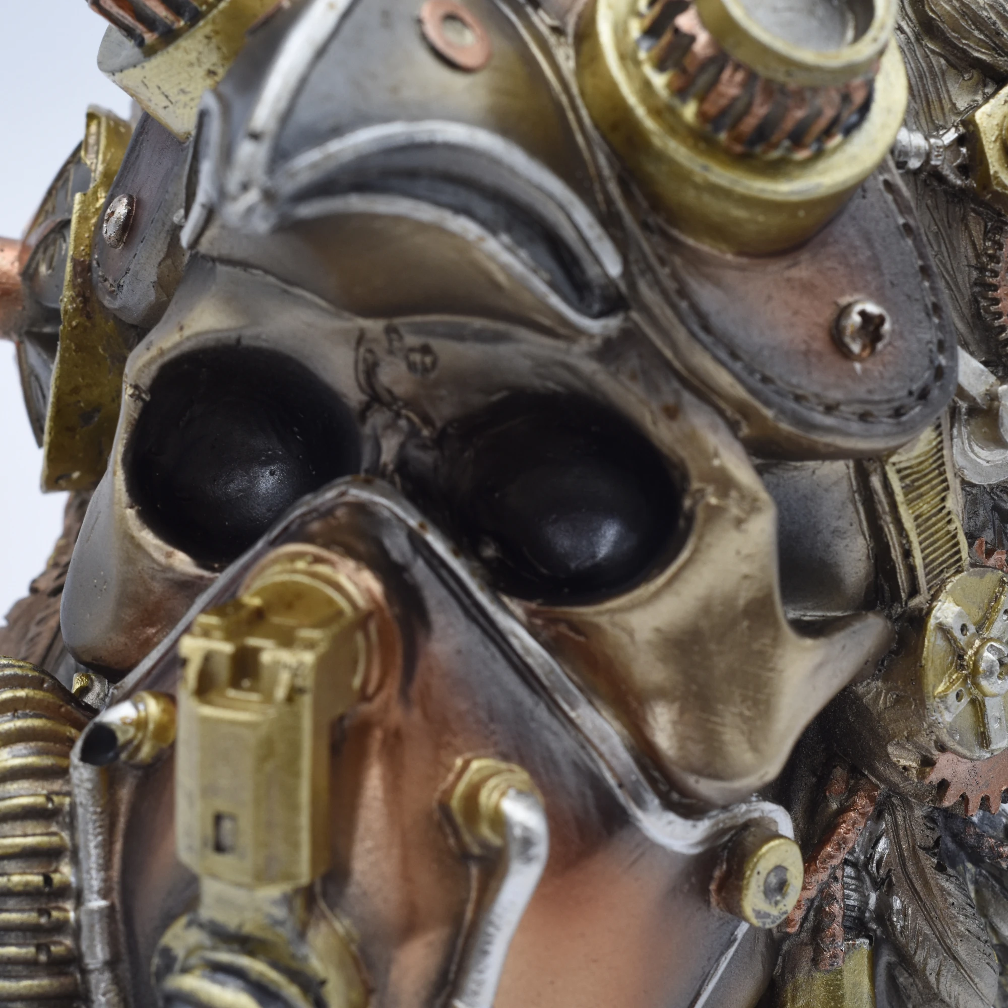 Totenschädel aus Resin mit Gasmaske und Häuptlingsschmuck – Bild 6