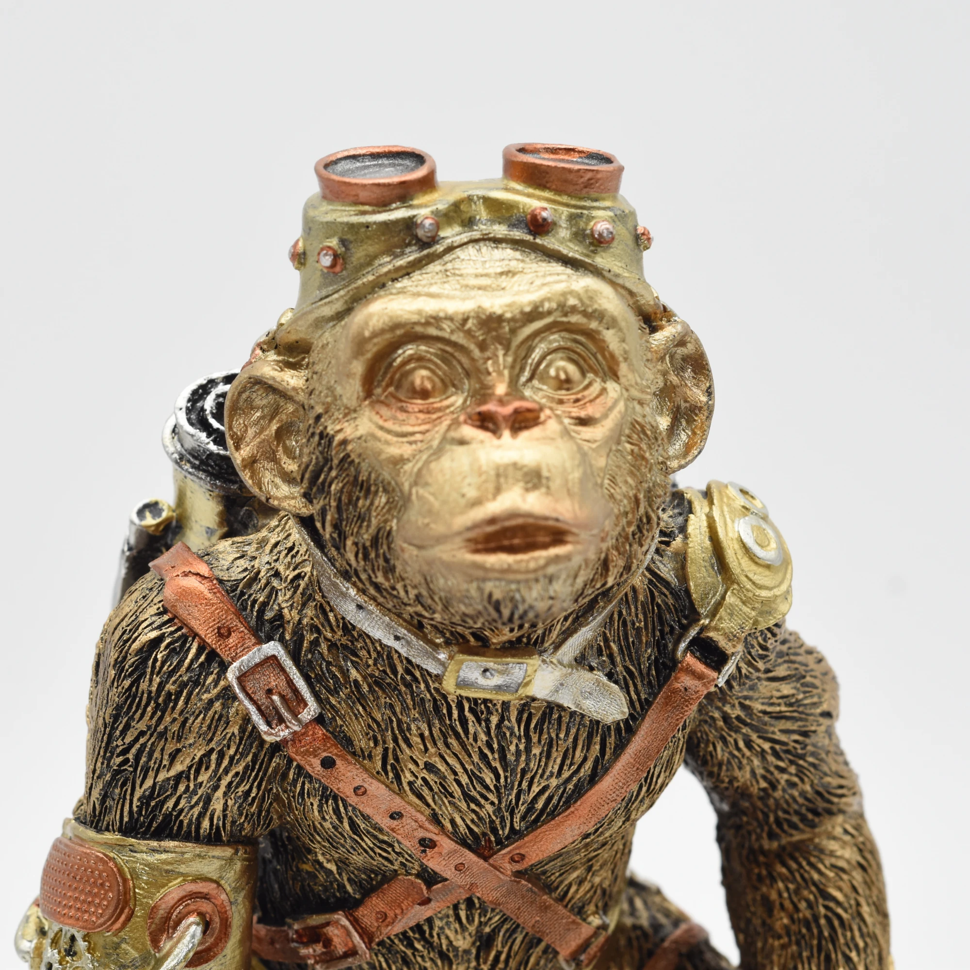 Steampunkschimpanse aus Resin mit Stiefeln und Waffe – Bild 6