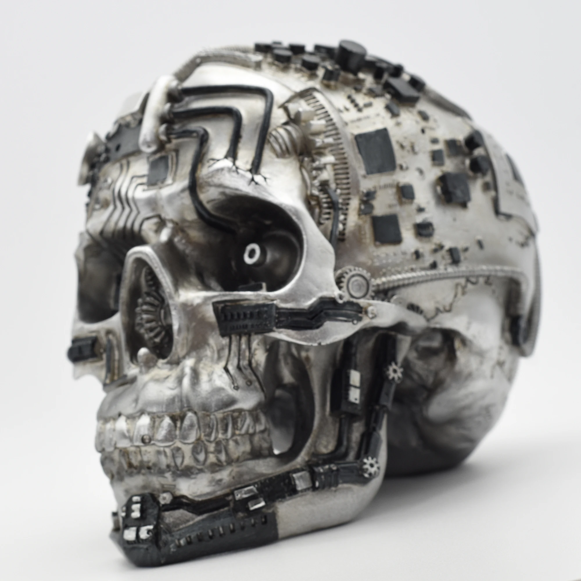 Silberner Totenschädel aus Resin mit Zahnrädern – Bild 8