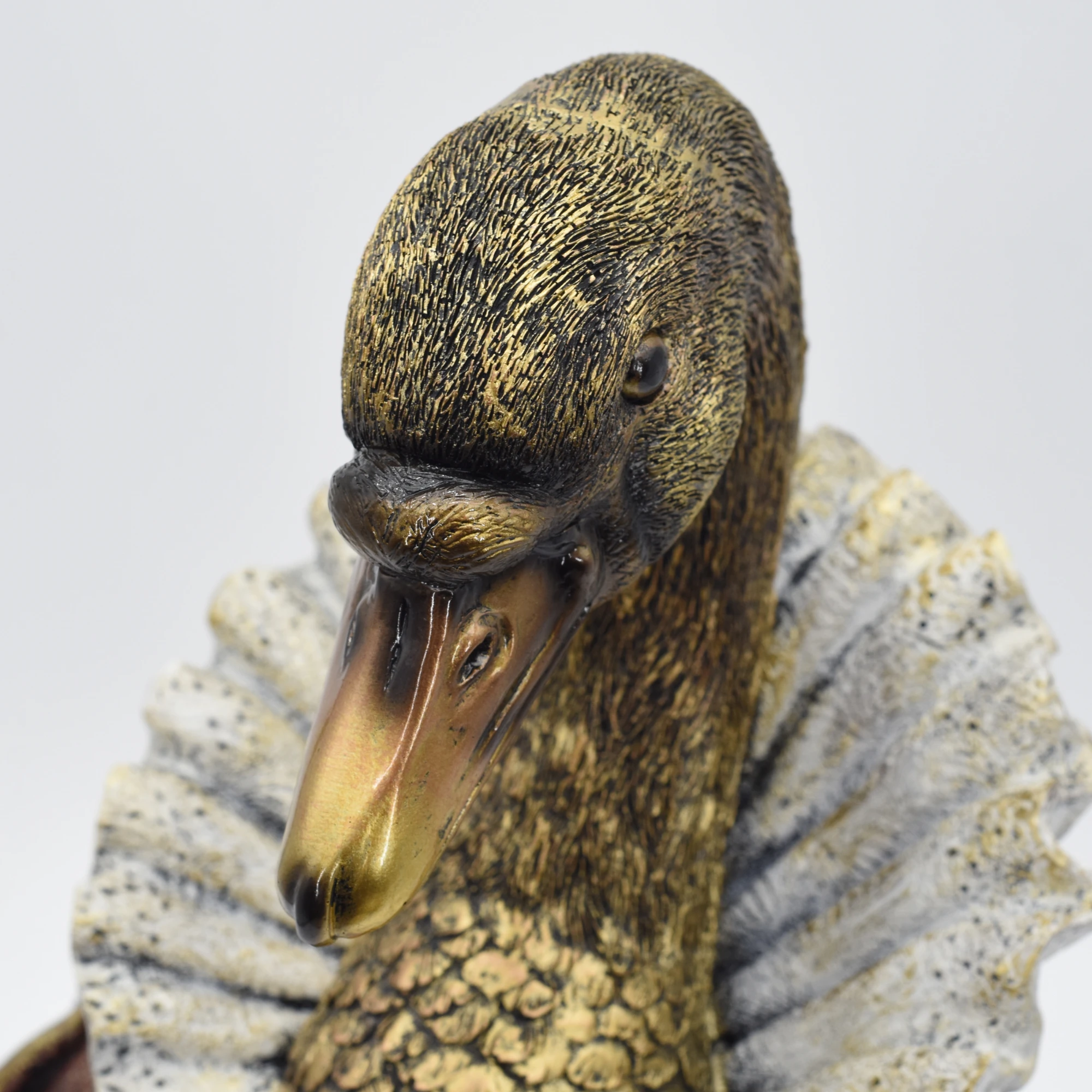 Büste eines Schwans mit Rüschenkragen – Bild 8