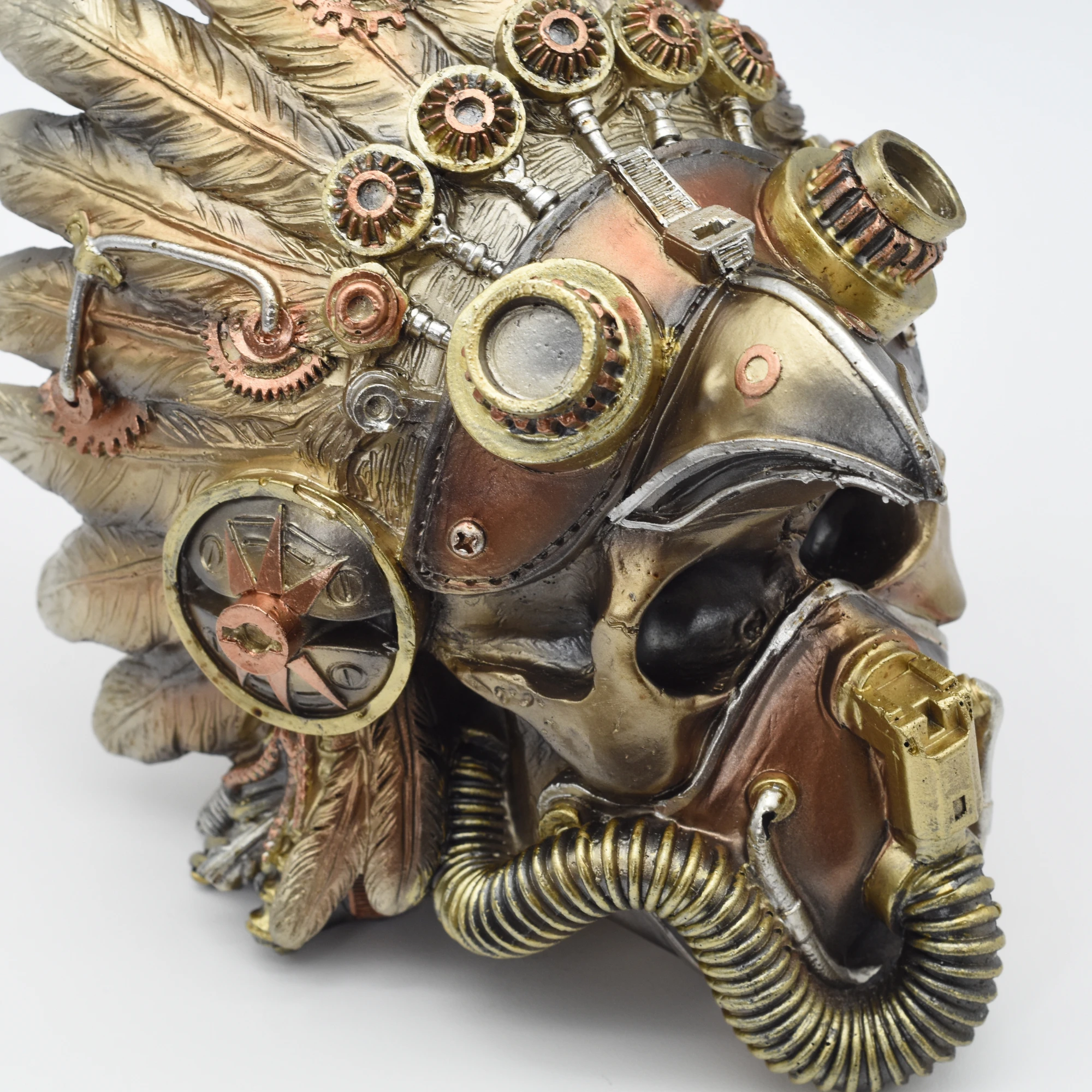 Totenschädel aus Resin mit Gasmaske und Häuptlingsschmuck – Bild 7