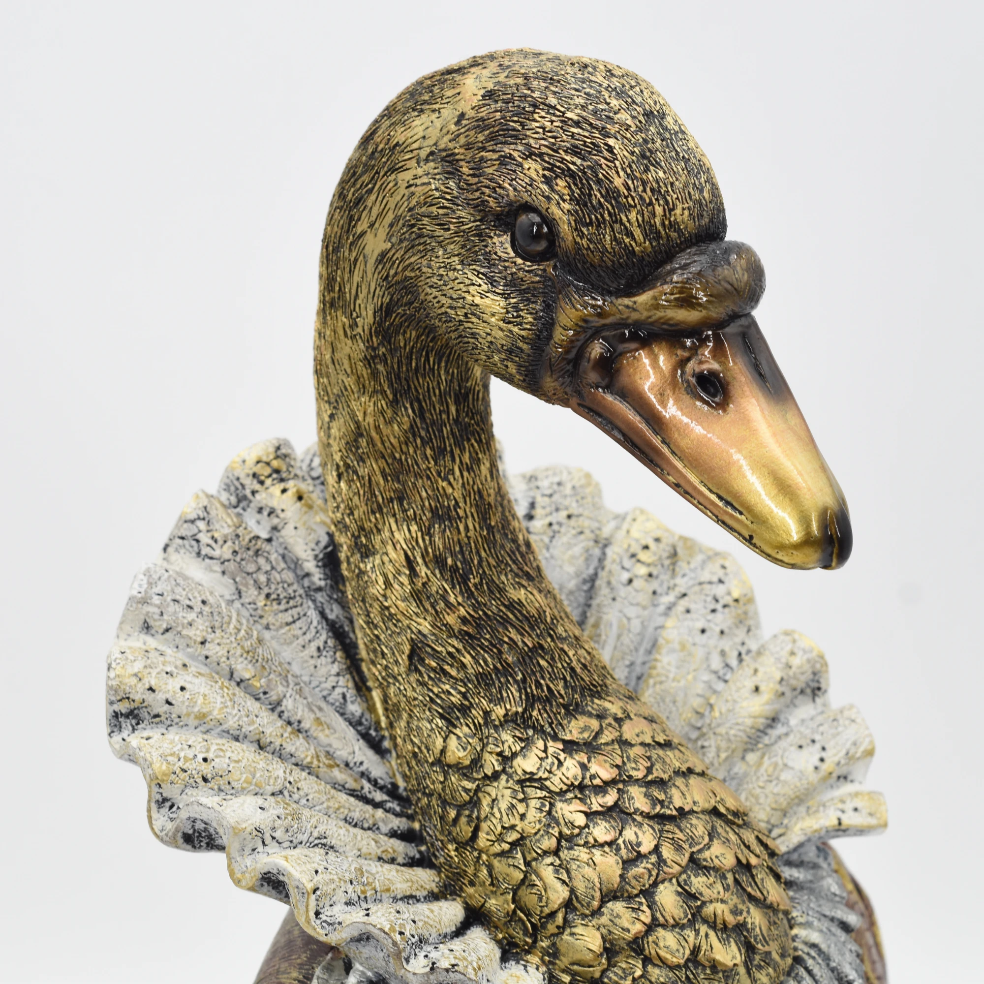 Büste eines Schwans mit Rüschenkragen – Bild 7