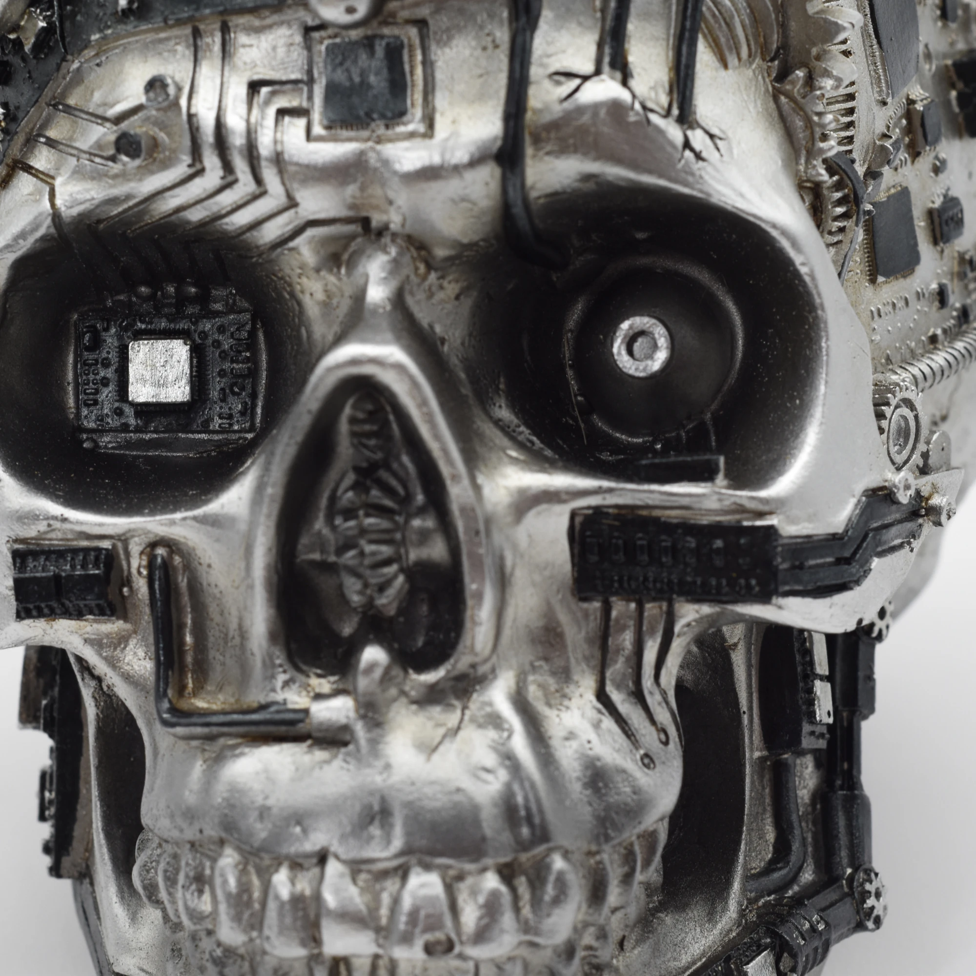 Silberner Totenschädel aus Resin mit Zahnrädern – Bild 9