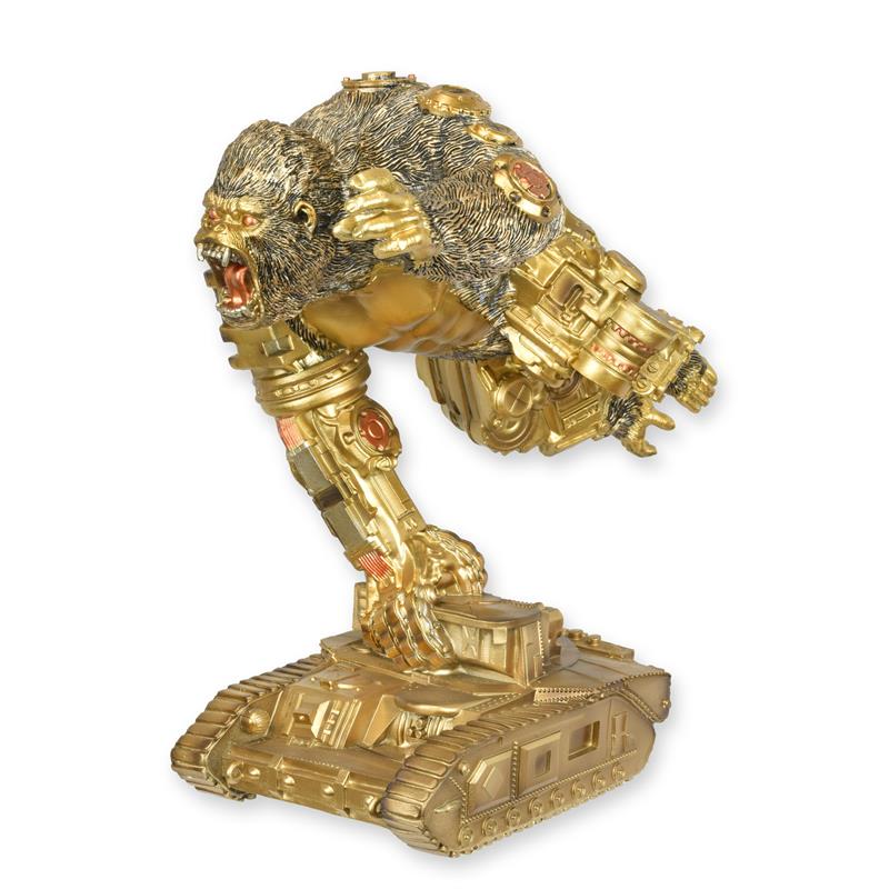 Wütender Steampunkgorilla aus Resin, der gegen einen Panzer kämpft