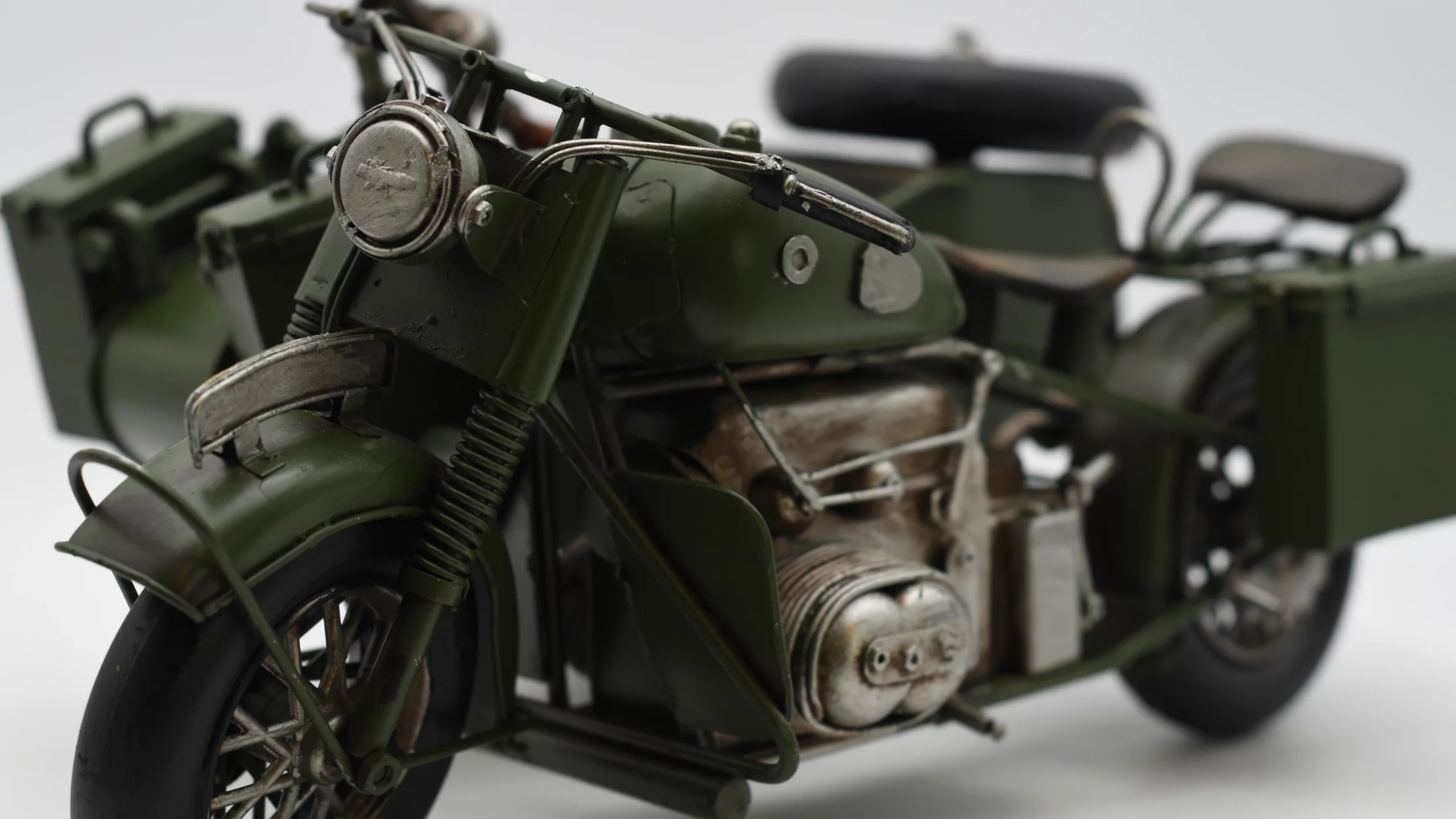 Miniaturmotorrad mit Beiwagen aus Zinn – Bild 2