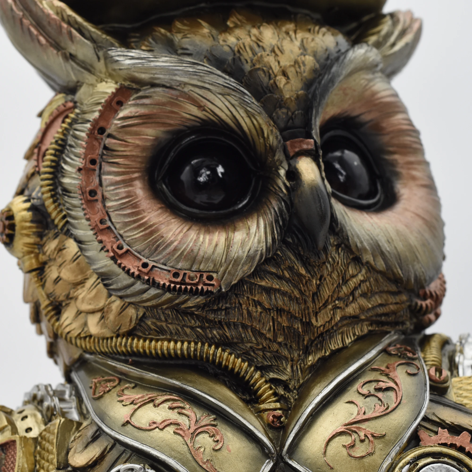 Büste einer Eule mit Zylinder im Steampunkstyle – Bild 3