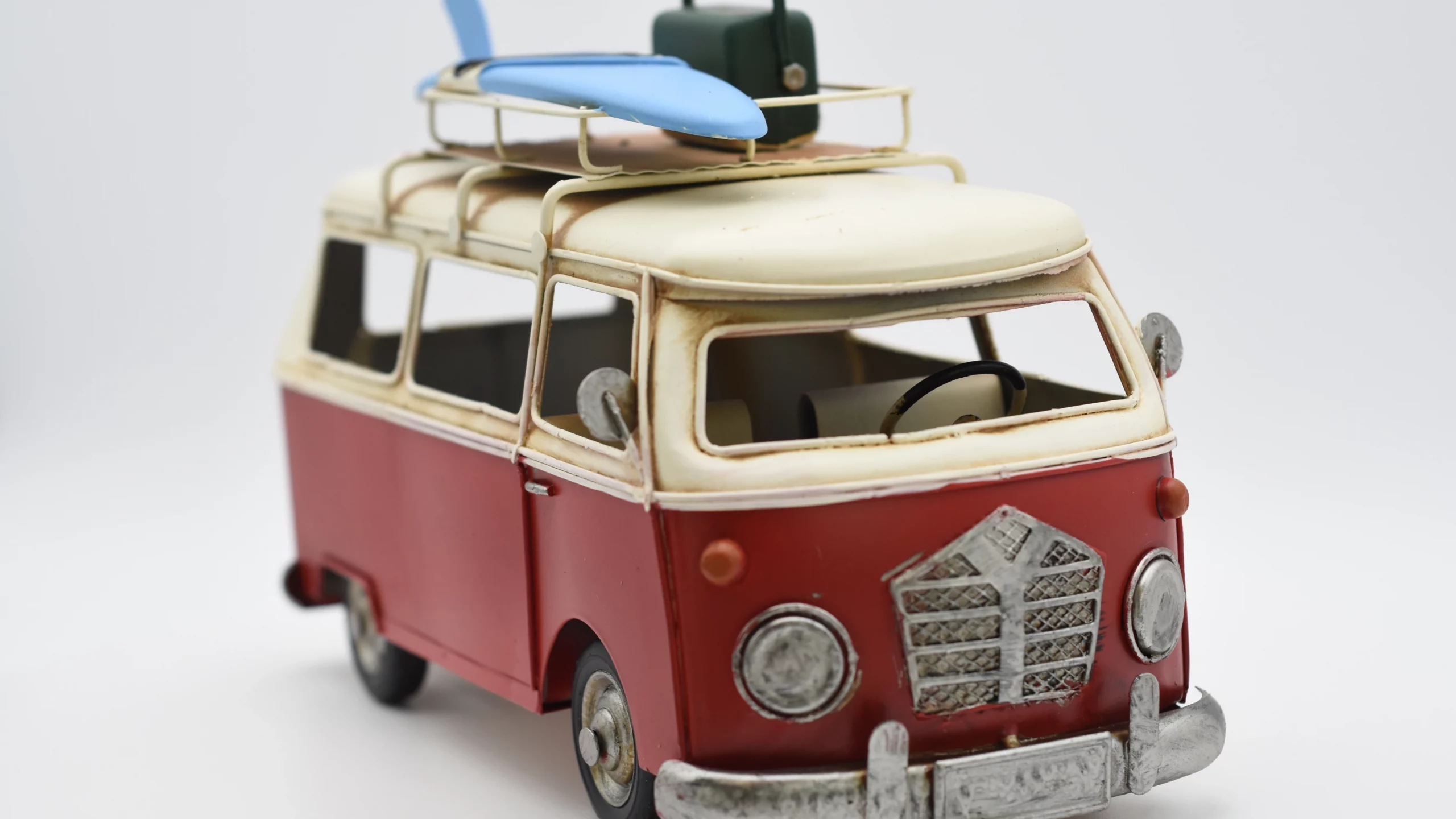 Miniaturmodel eines VW-Busses in Rot-Beige mit Koffer – Bild 2