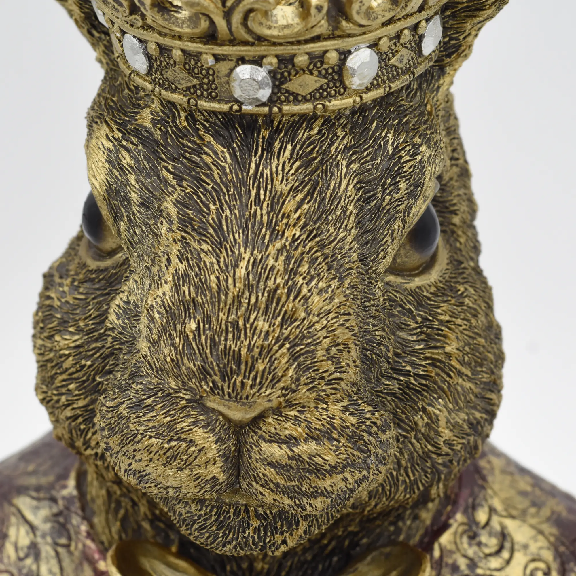 Detailreiche Hasenstatue mit Krone – Bild 2