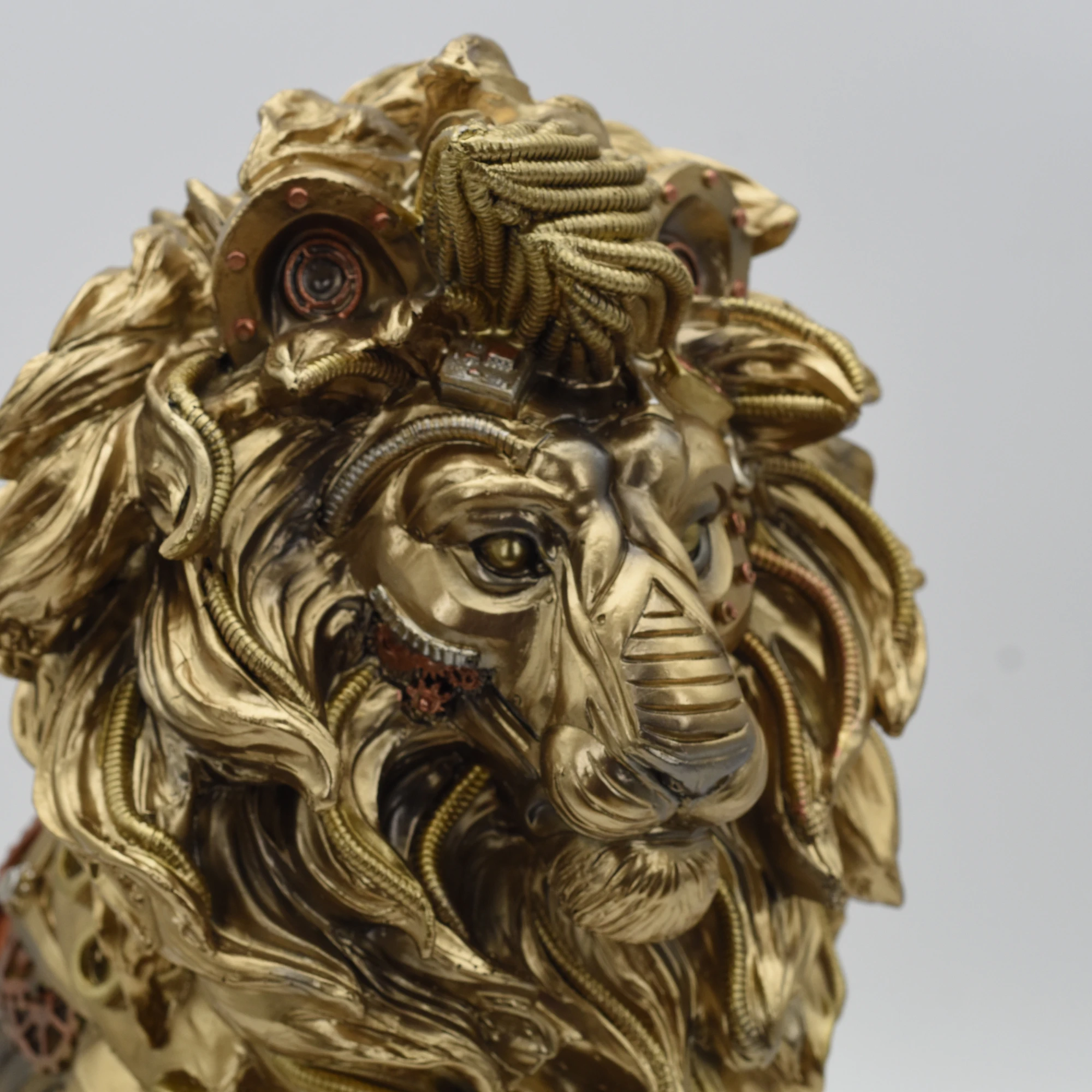 Sitzender Löwe aus Resin im Steampunkstyle – Bild 2