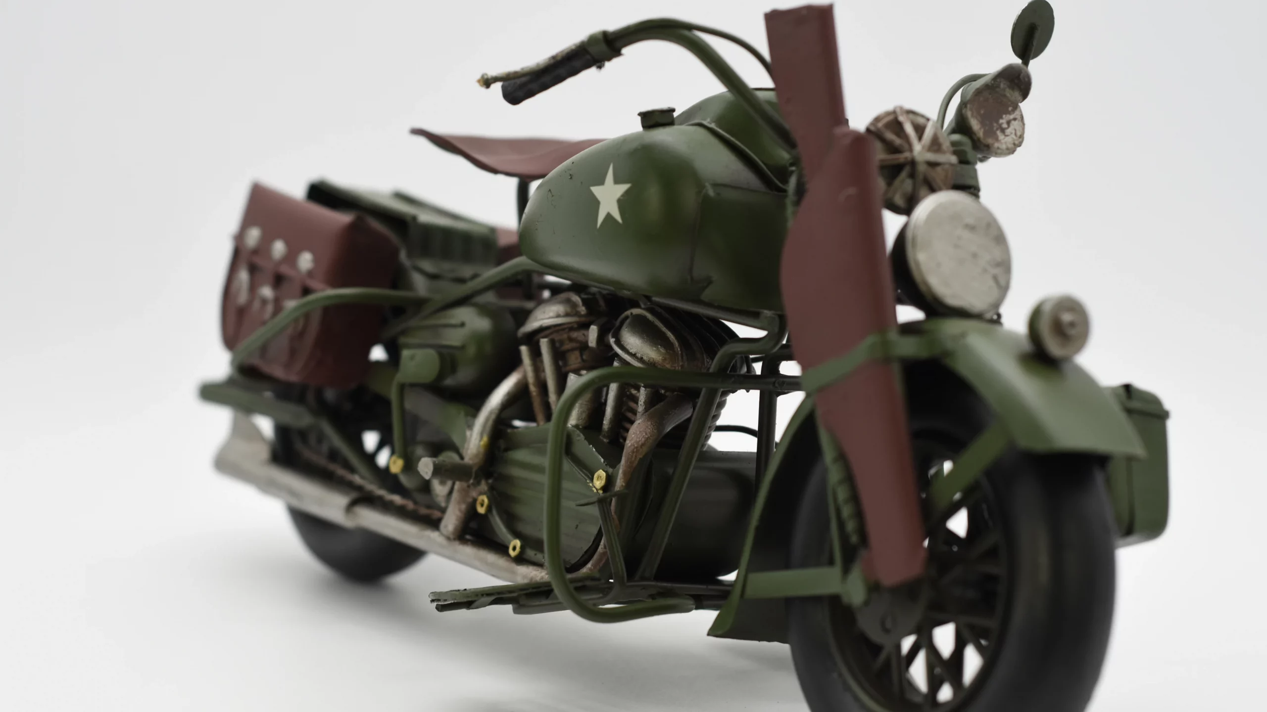 Miniaturmodel eines Militärmotorrads aus Zinn in Tarngrün – Bild 2