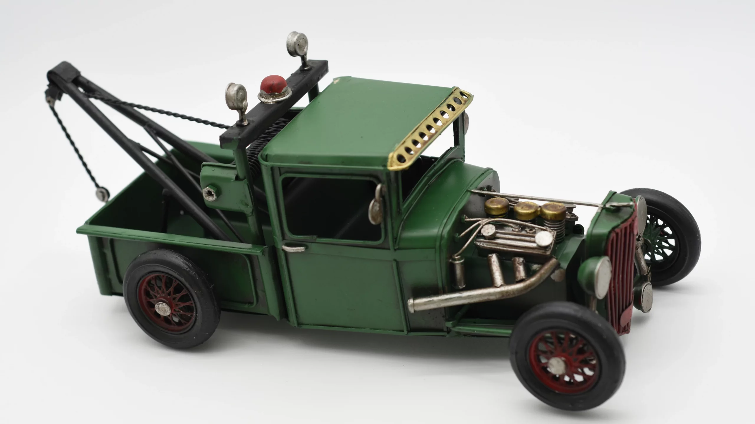 Miniaturmodel eines Hot-Rod-Abschleppwagens aus Zinn in Tannengrün – Bild 2