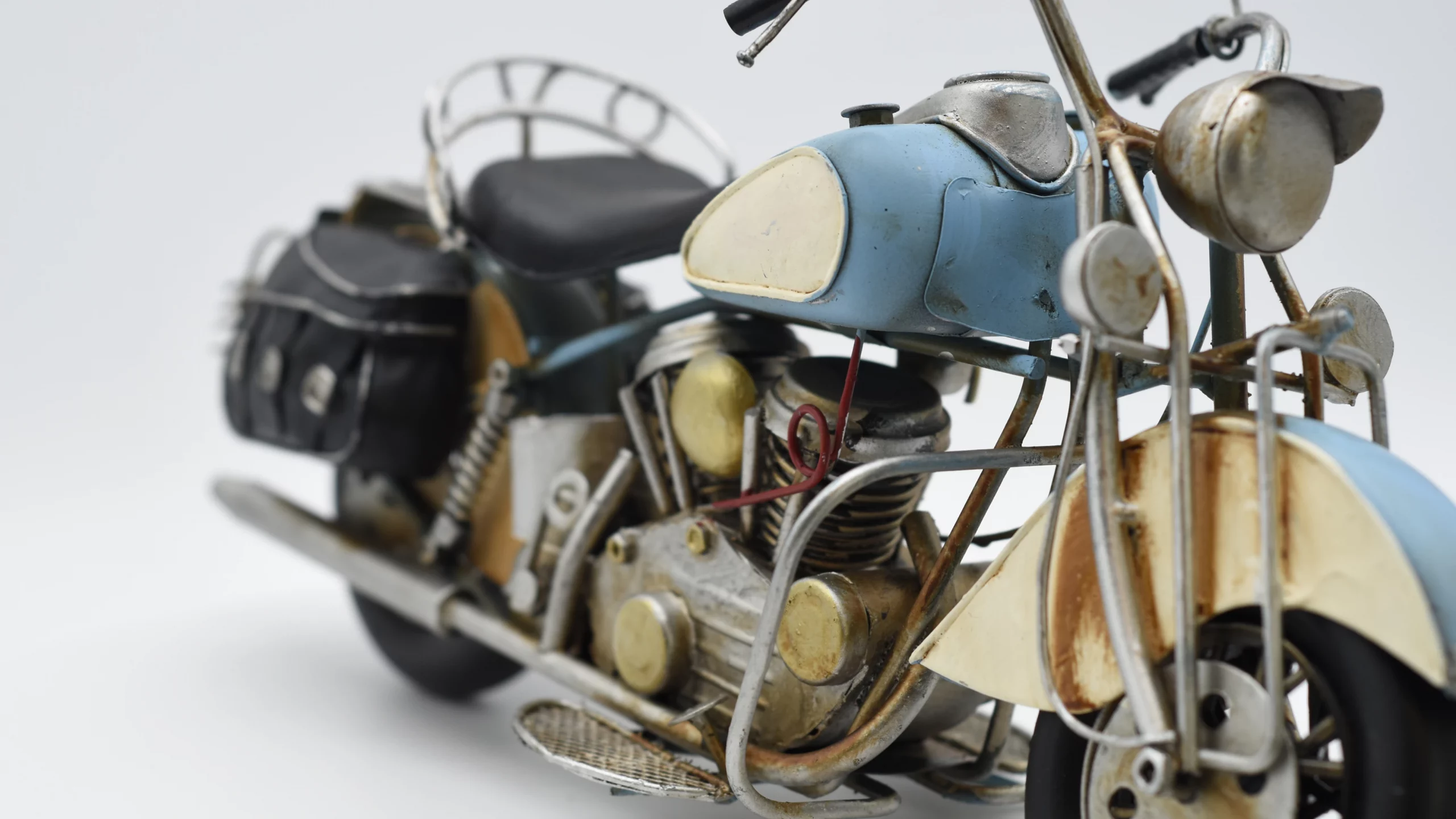 Miniaturmodel eines Motorrads aus Zinn aus den 1960er Jahren in Hellblau-Weiß – Bild 2