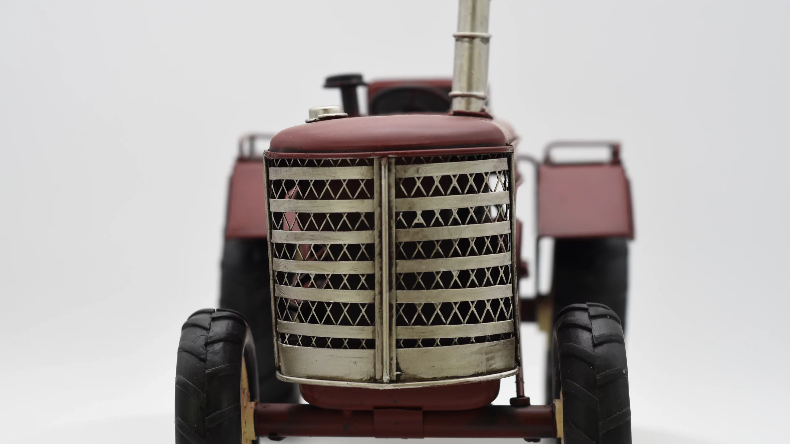 Miniaturmodel eines alten Treckers aus Zinn in Weinrot – Bild 6