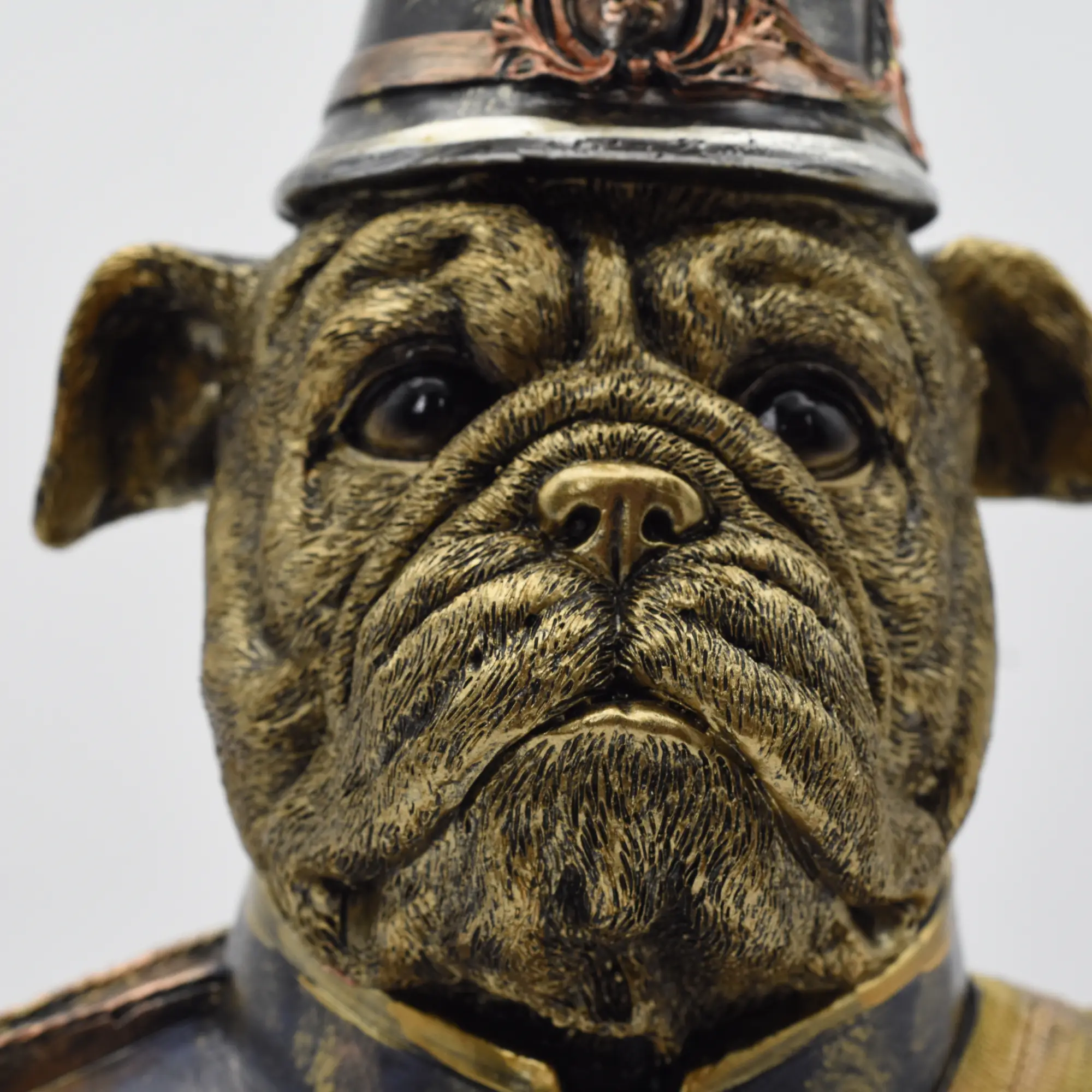 Büste einer Bulldogge in Uniform – Bild 5