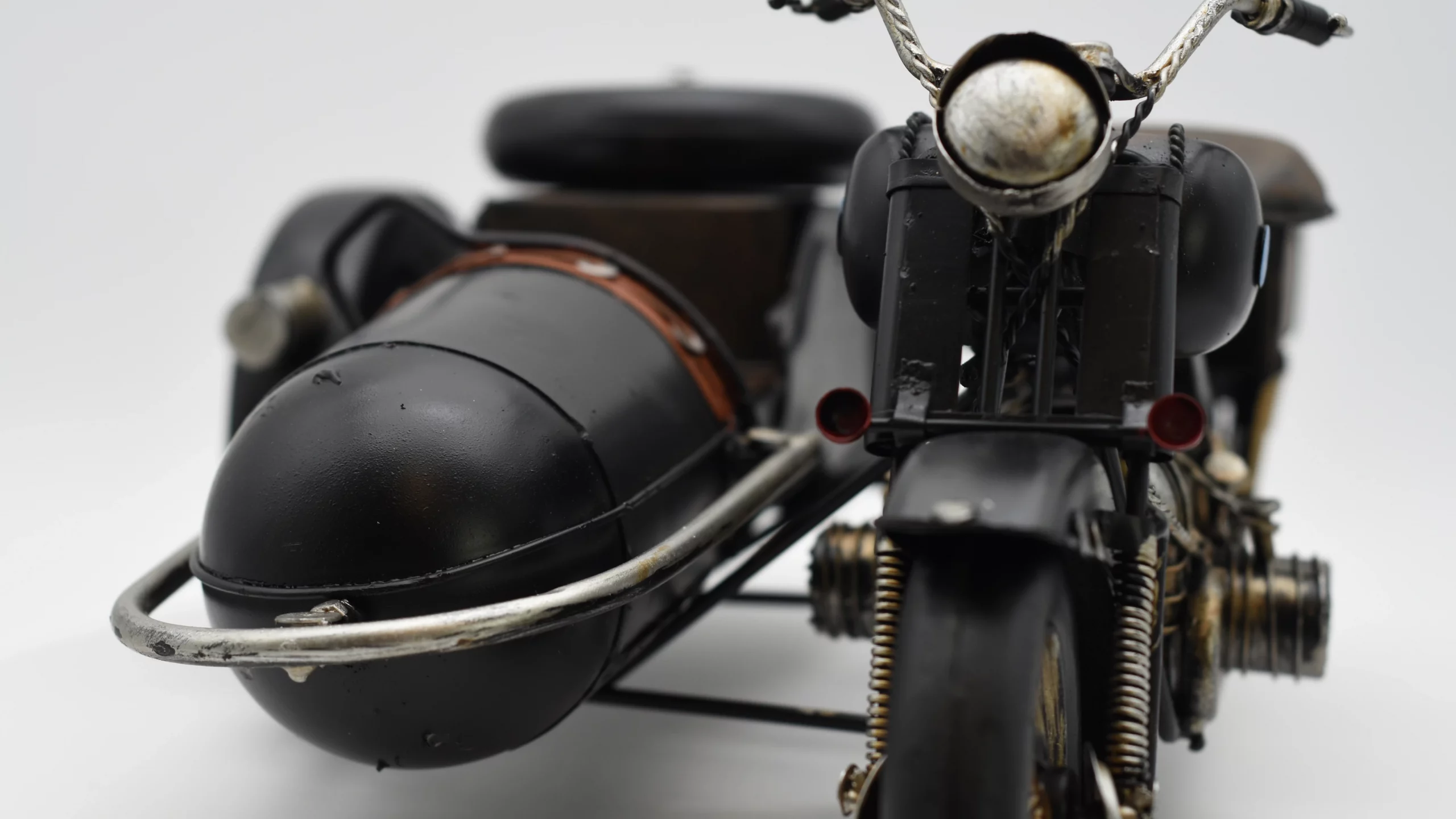 Miniaturmodel eines alten Motorrads mit Beiwagen aus Zinn – Bild 2
