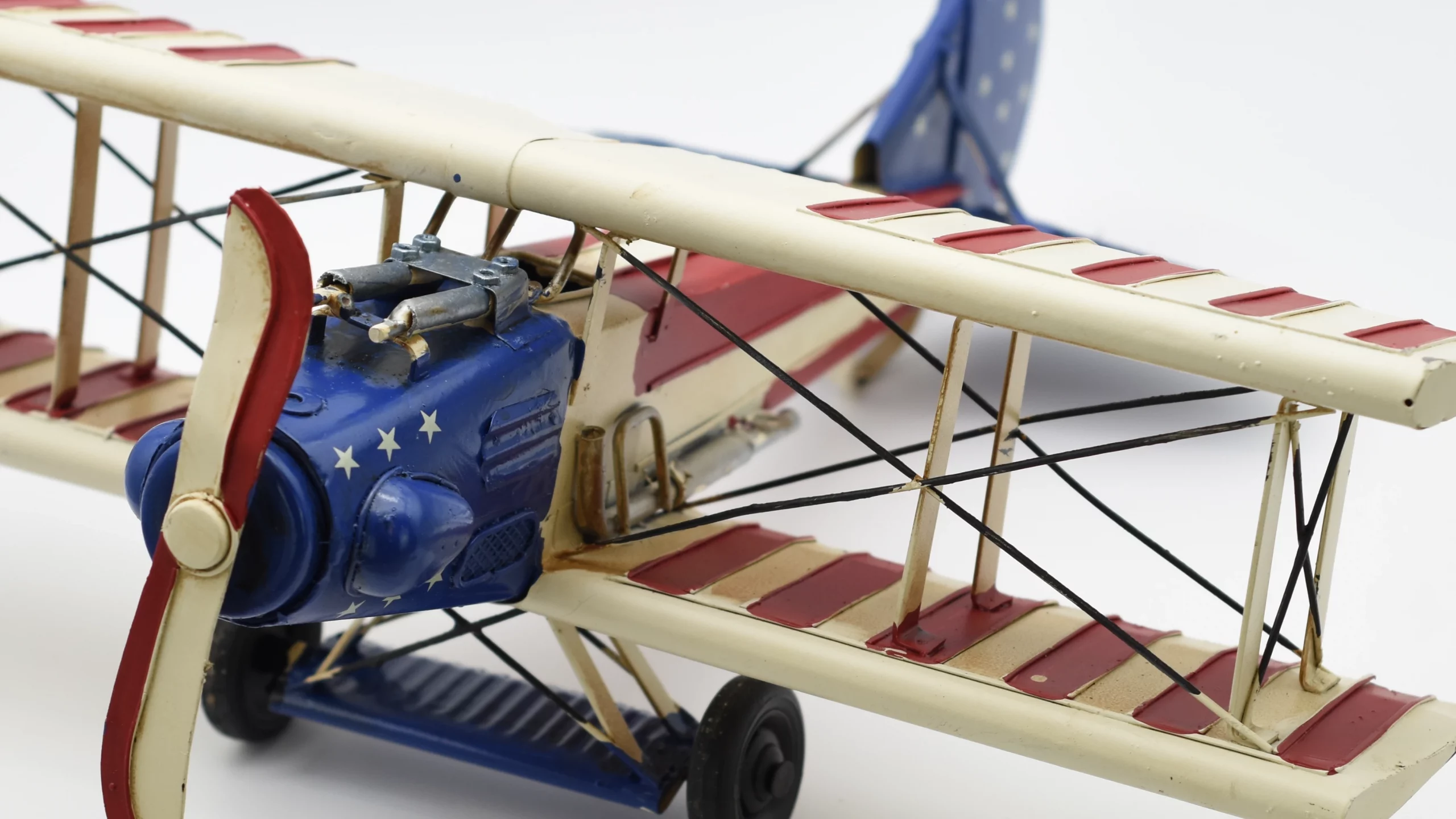 Miniaturmodel eines bewaffneten Doppeldeckerflugzeugs aus Zinn mit US-Flagge – Bild 2