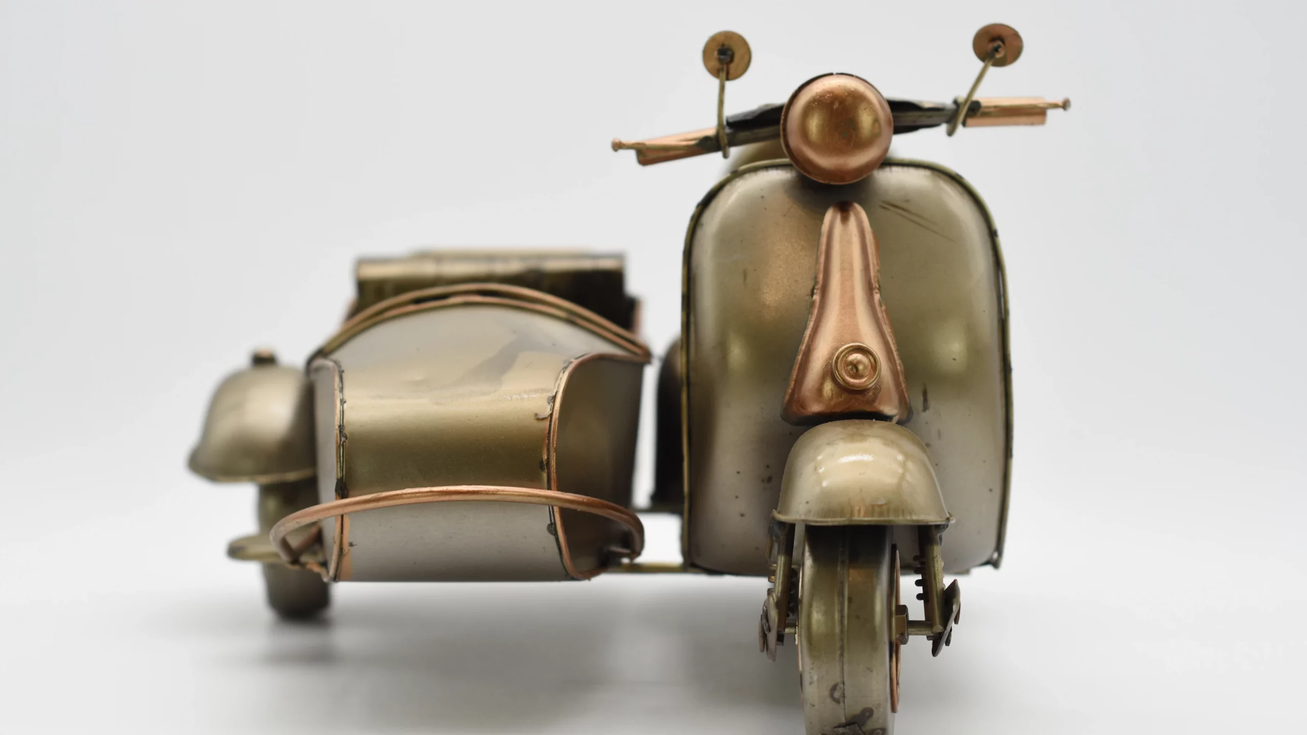 Miniaturmodel einer Vespa mit Beiwagen in Gold- und Bronzefarben – Bild 2