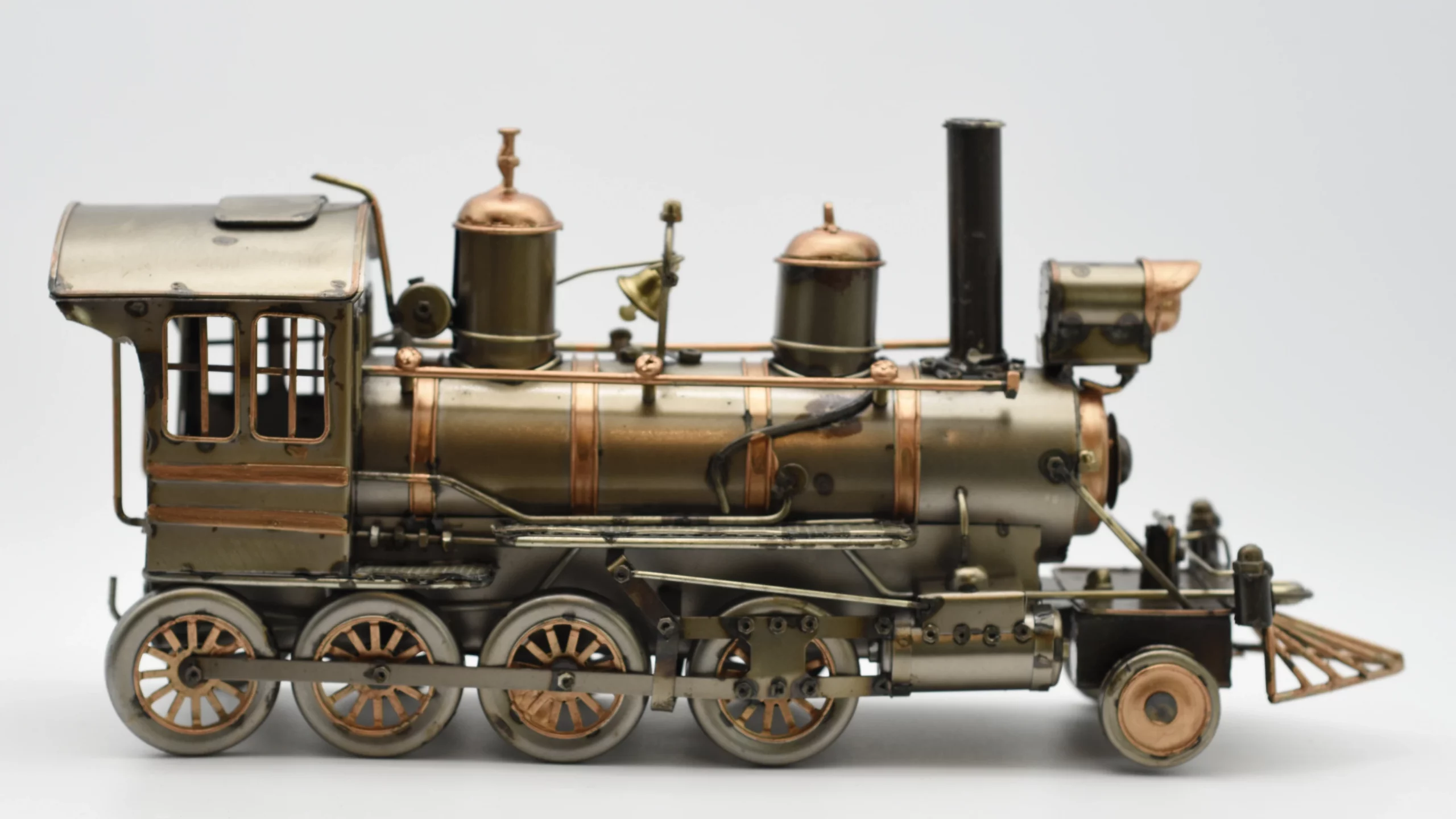 Miniaturmodel einer alten Dampflok in Gold- und Bronzetönen – Bild 7
