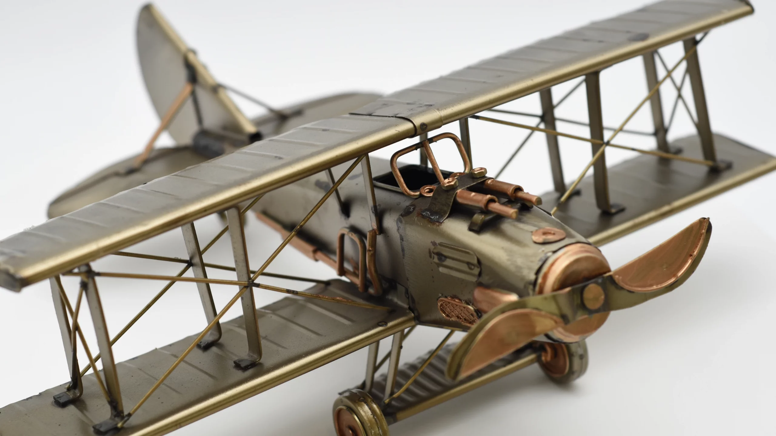 Miniaturmodel eines bewaffneten Doppeldeckerflugzeuge in Gold- und Bronzefarben – Bild 2