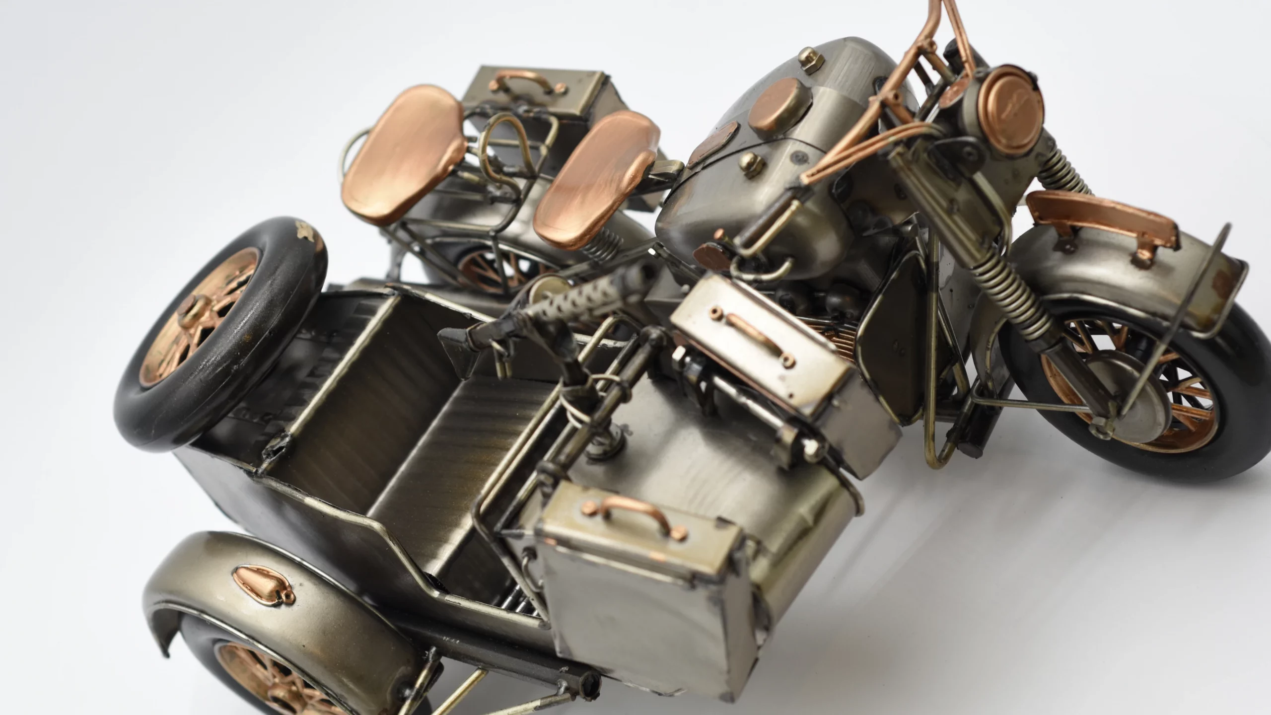 Bewaffnetes Miniaturmotorrad mit Beiwagen aus Zinn in Gold- und Bronzefarben – Bild 2