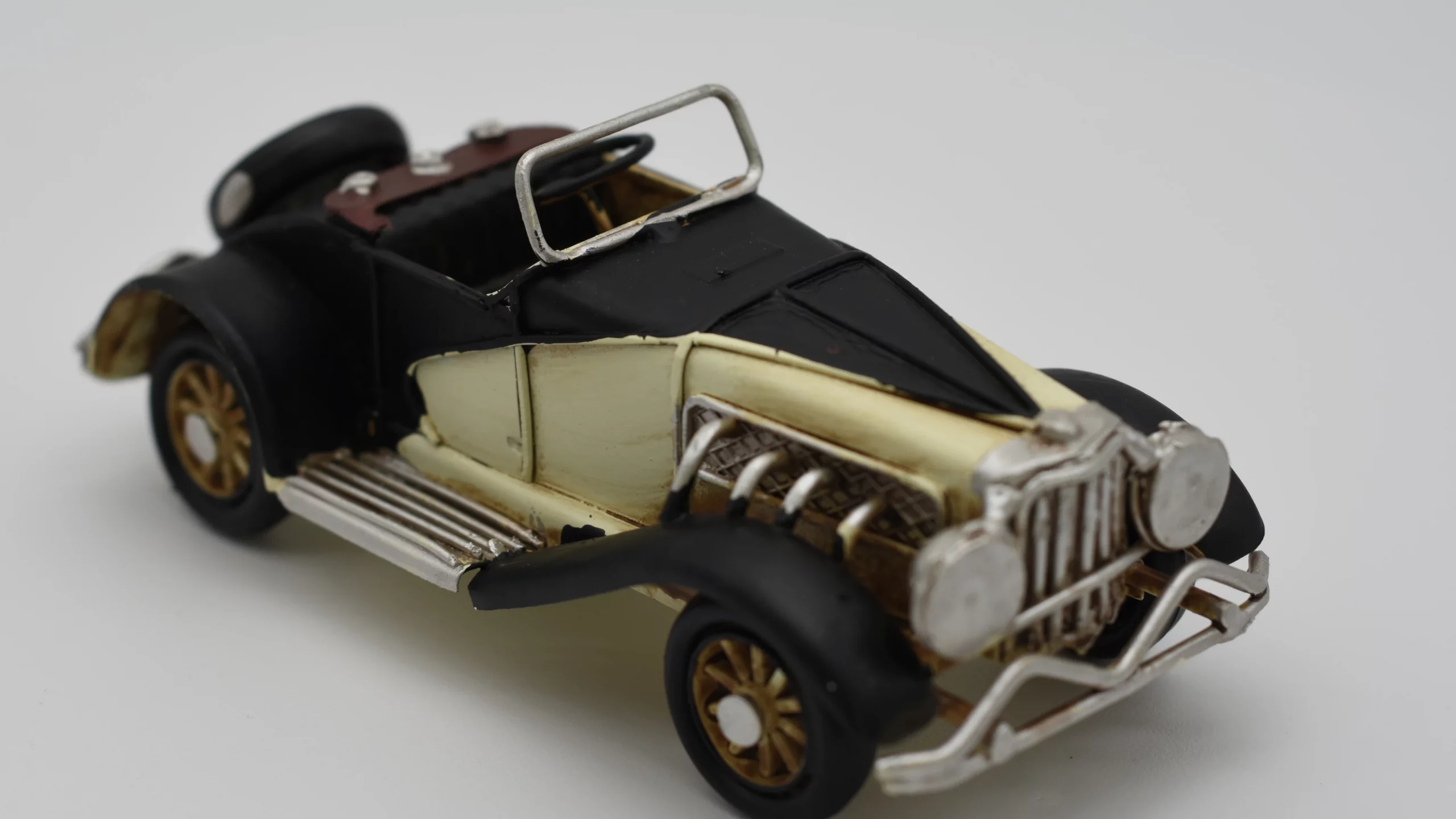 Miniaturmodel eines Oldtimers aus Zinn aus den 1920er Jahren in Schwarz-Weiß – Bild 2