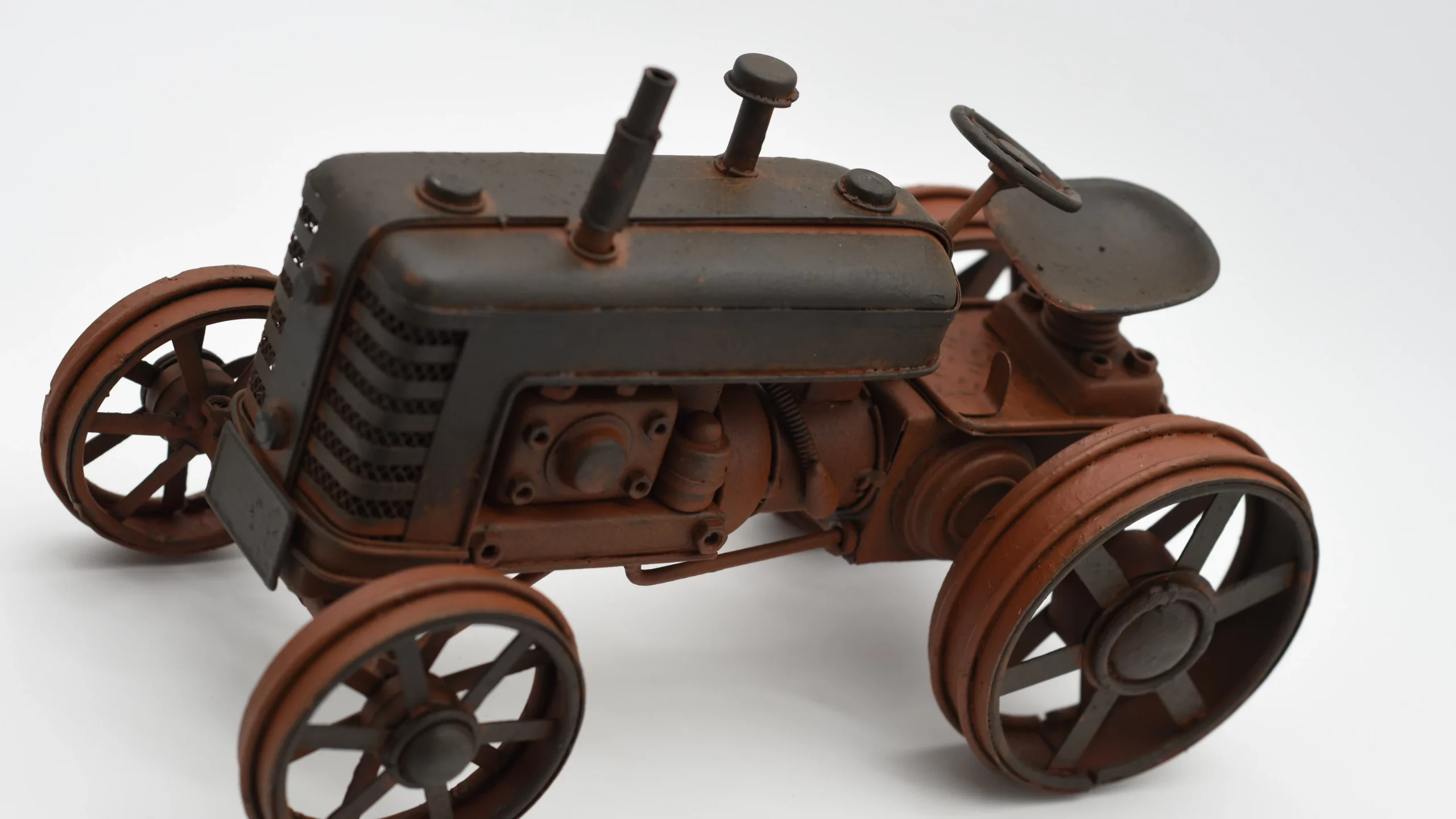 Miniaturmodel eines alten Treckers aus Zinn in Rostfarben – Bild 2