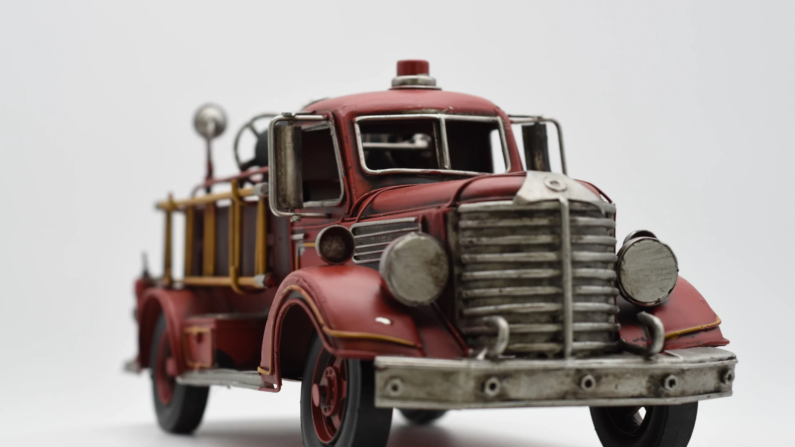 Miniaturmodel eines Feuerwehrtrucks aus Zinn aus den 1940er Jahren – Bild 2